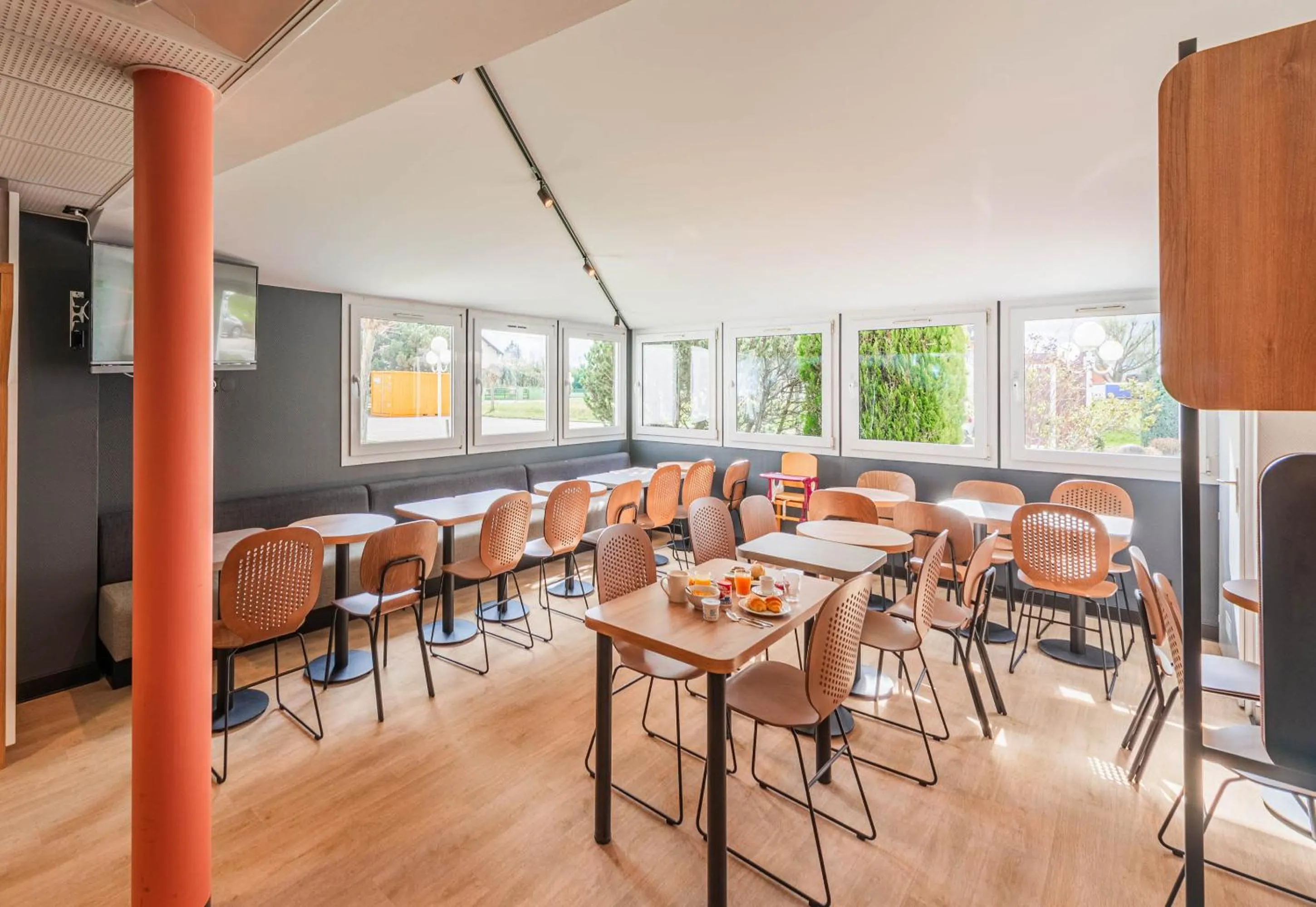 Breakfast in B&B HOTEL Mulhouse Sausheim