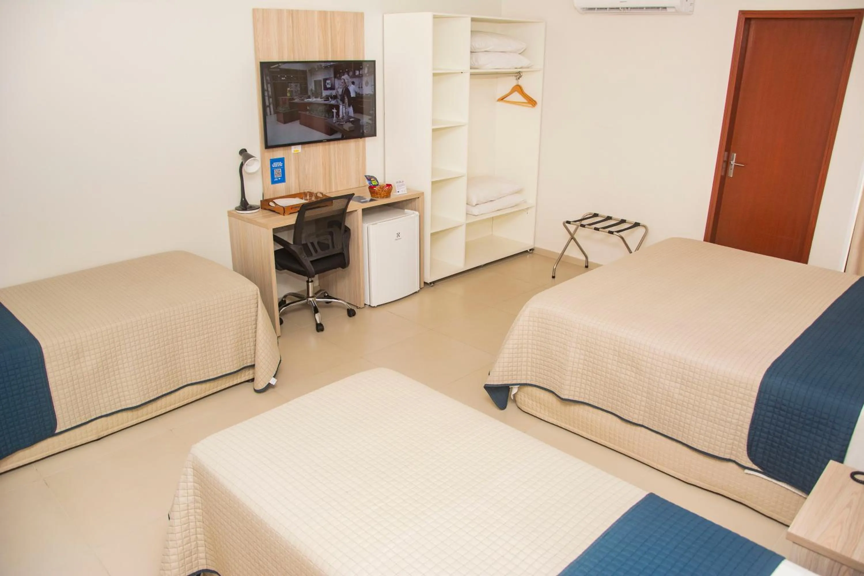 Photo of the whole room, Bed in Citi Executivo Hotel