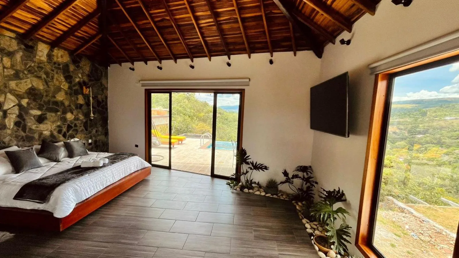 Communal lounge/ TV room, Bed in Hotel Campestre Palmas del Zamorano
