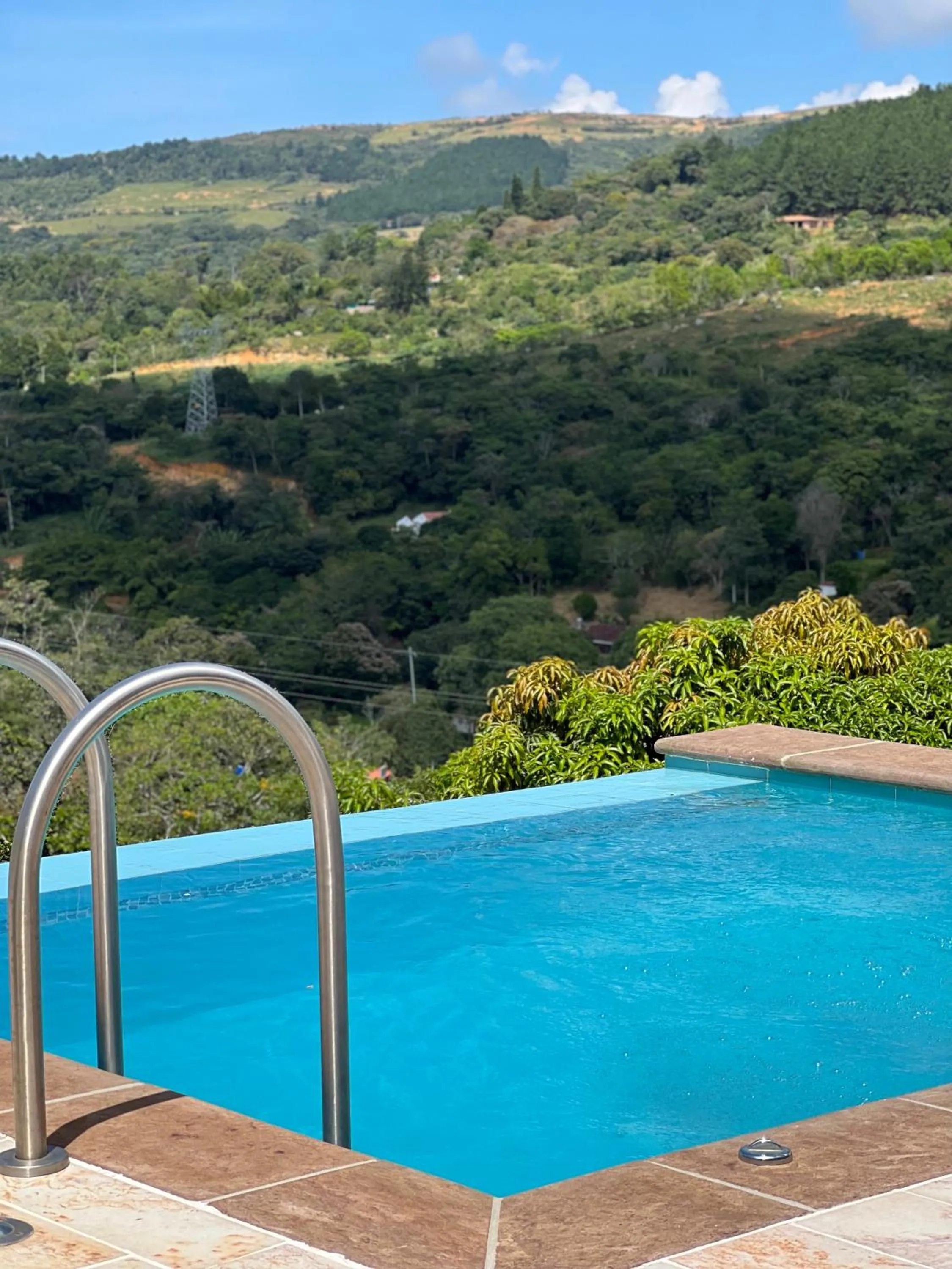Swimming pool in Hotel Campestre Palmas del Zamorano