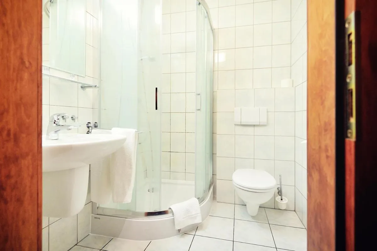Shower in Hotel Olesno