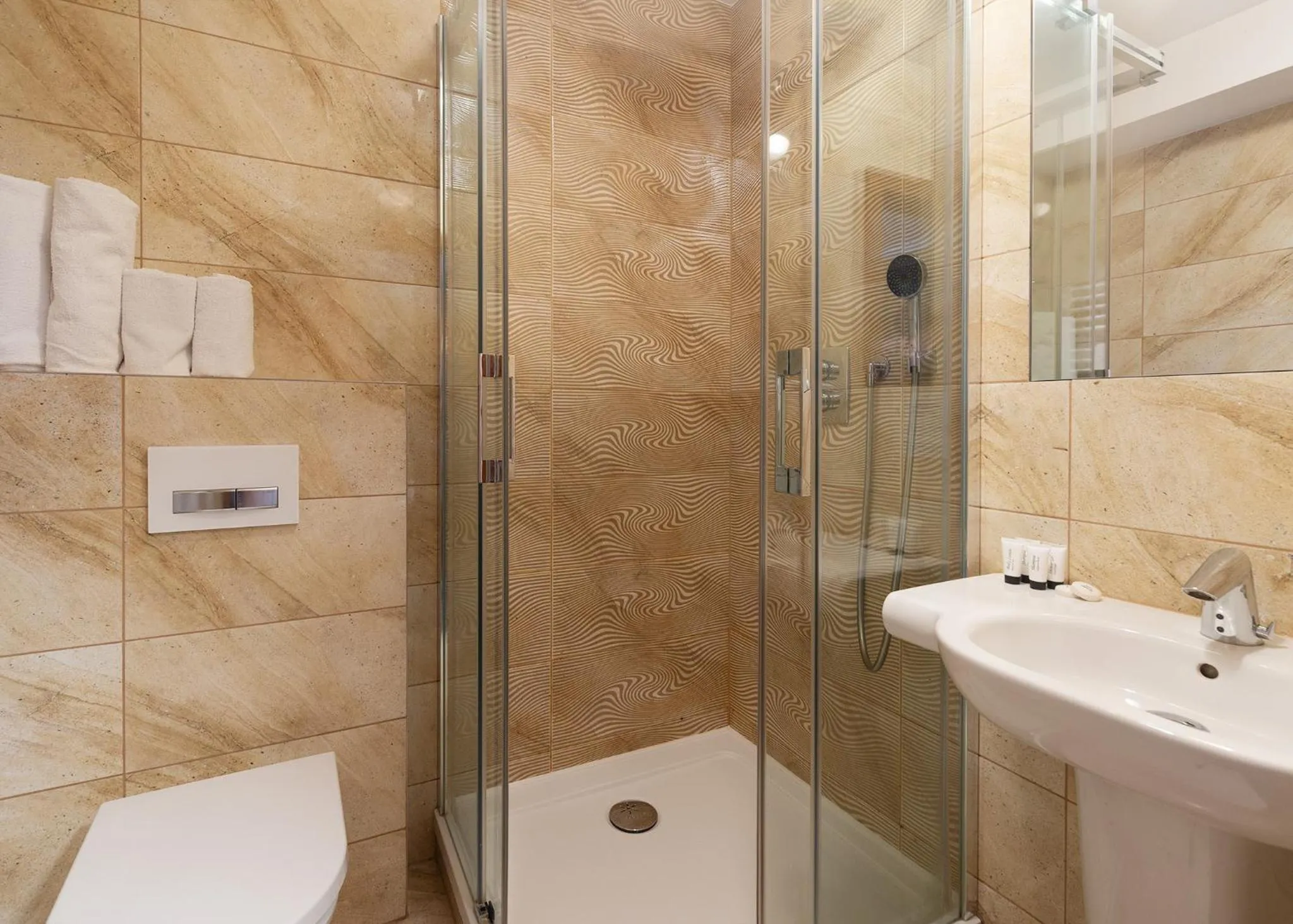 Shower in Hotel Olesno