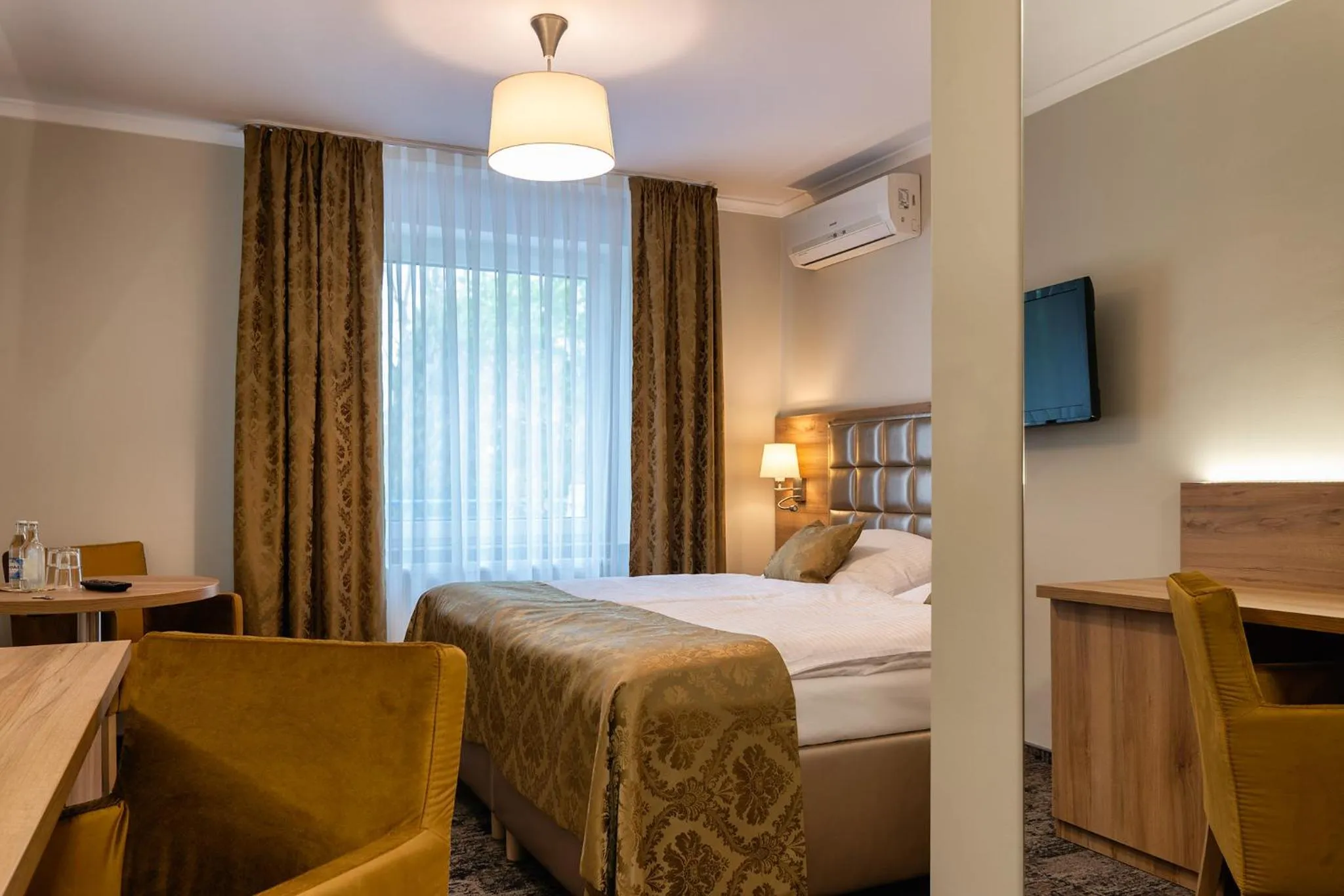 Communal lounge/ TV room, Bed in Hotel Olesno