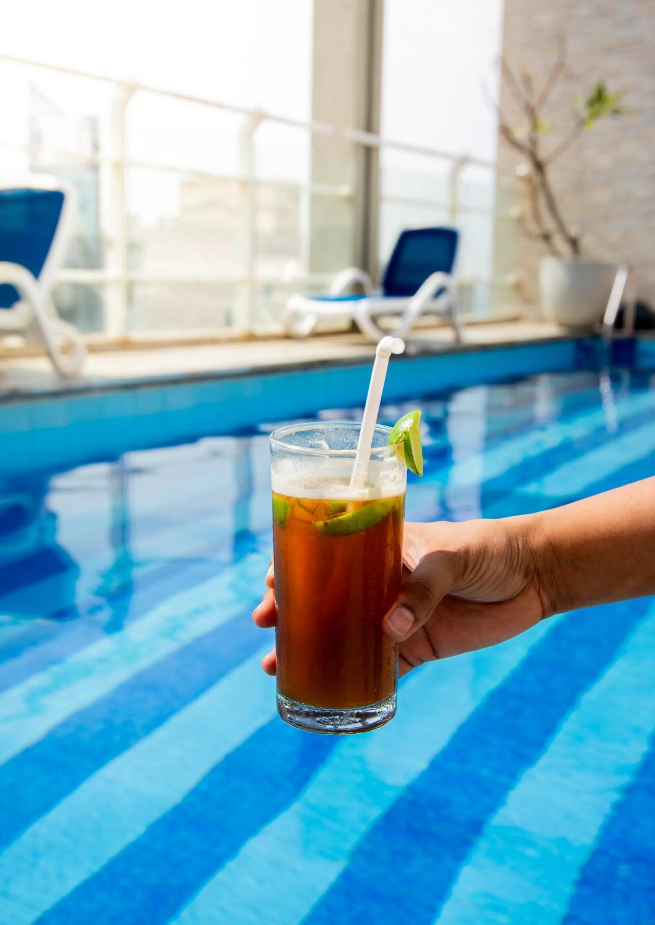 Swimming pool in Morven Hotel Colombo