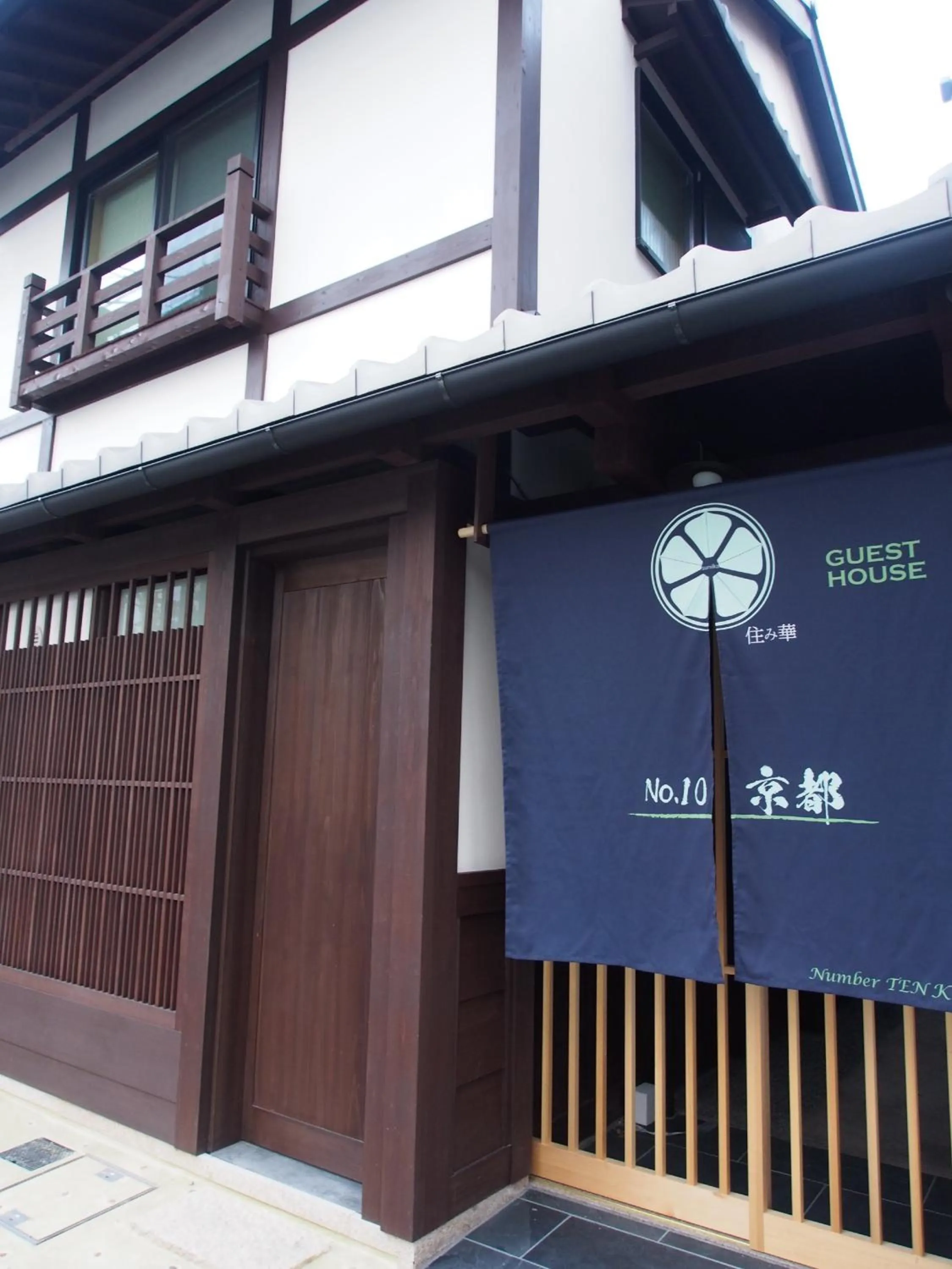 Facade/entrance in No.10 Kyoto House