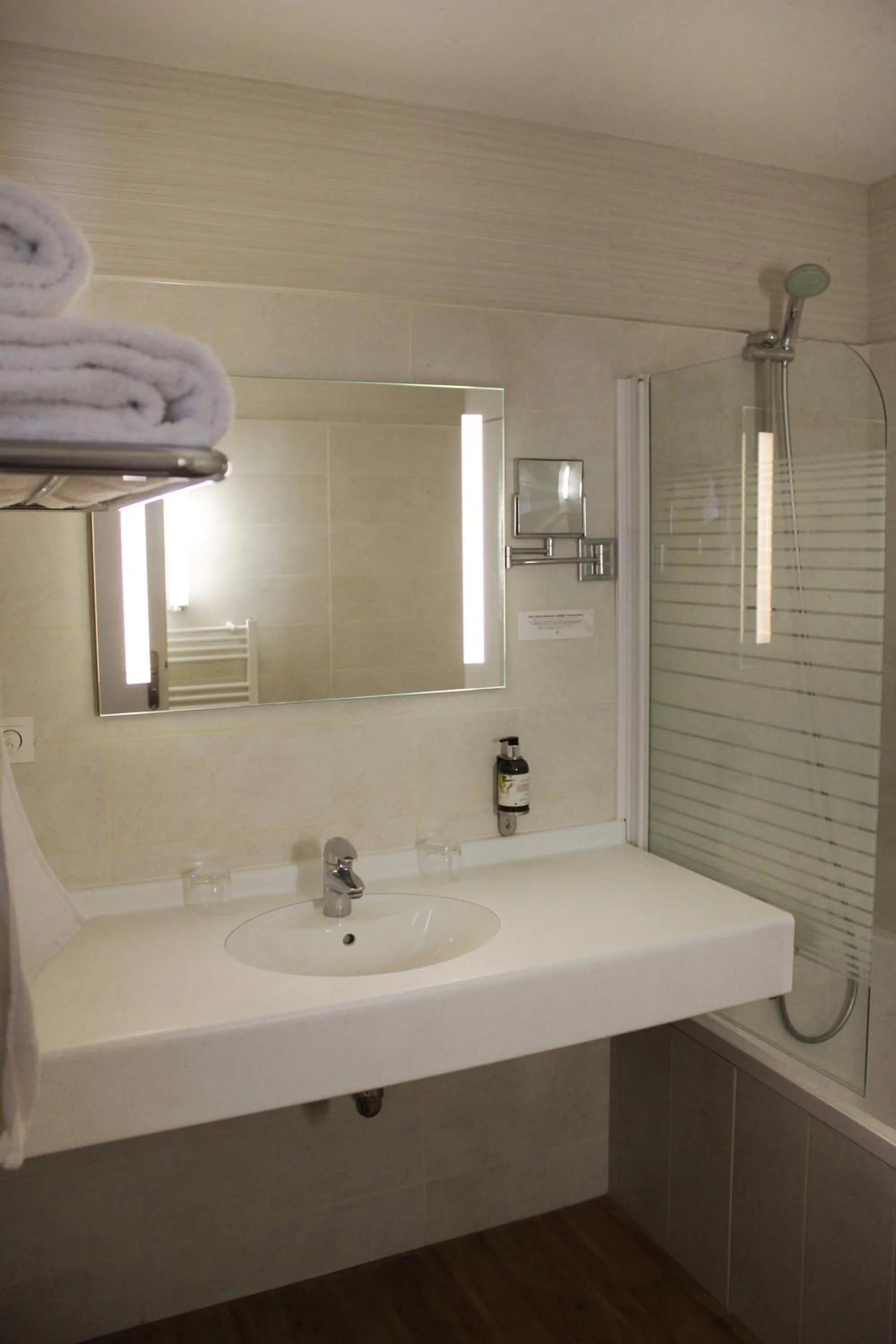 Shower in Auberge du Lac, Sure Hotel Collection by Best Western