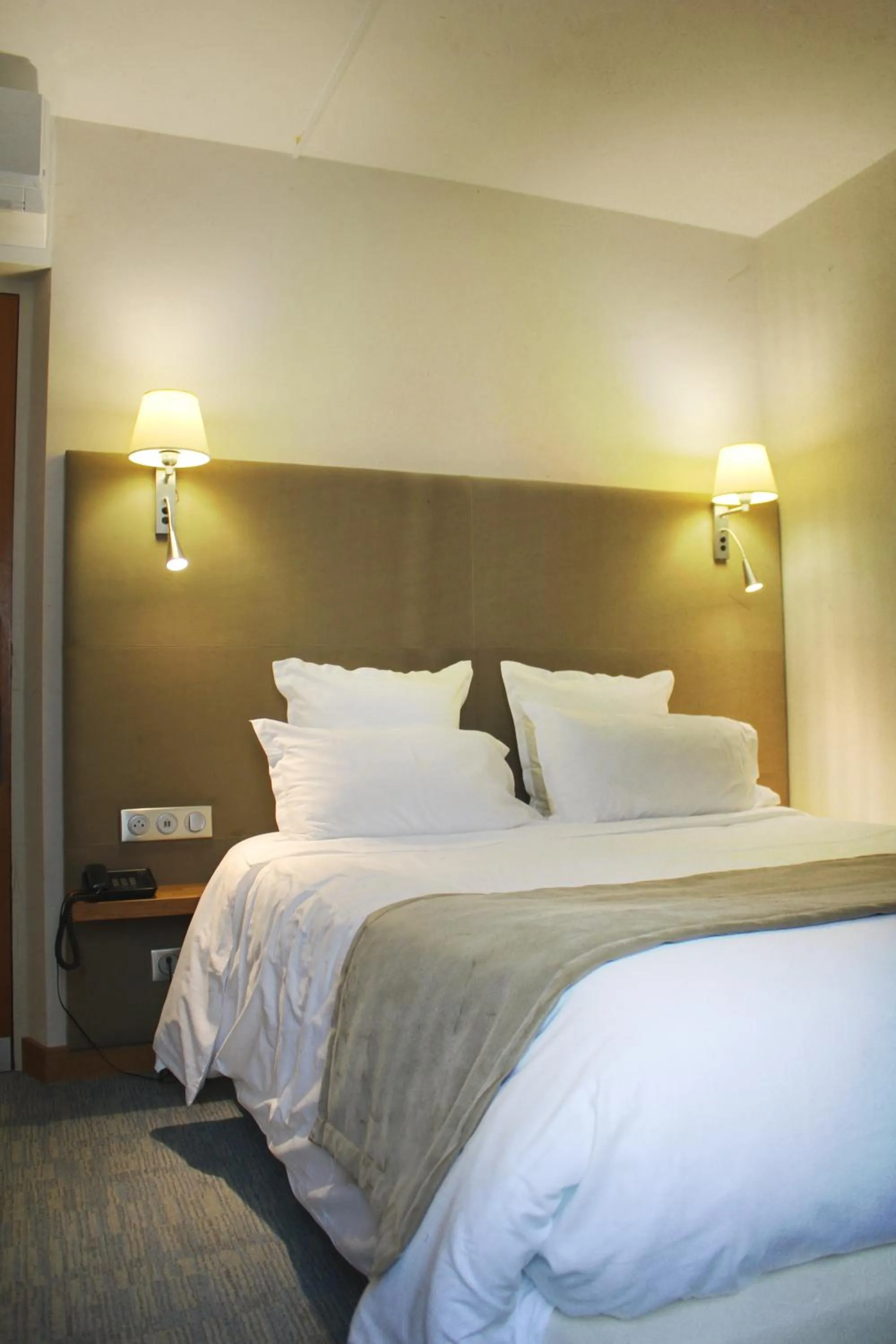 Bed in Auberge du Lac, Sure Hotel Collection by Best Western