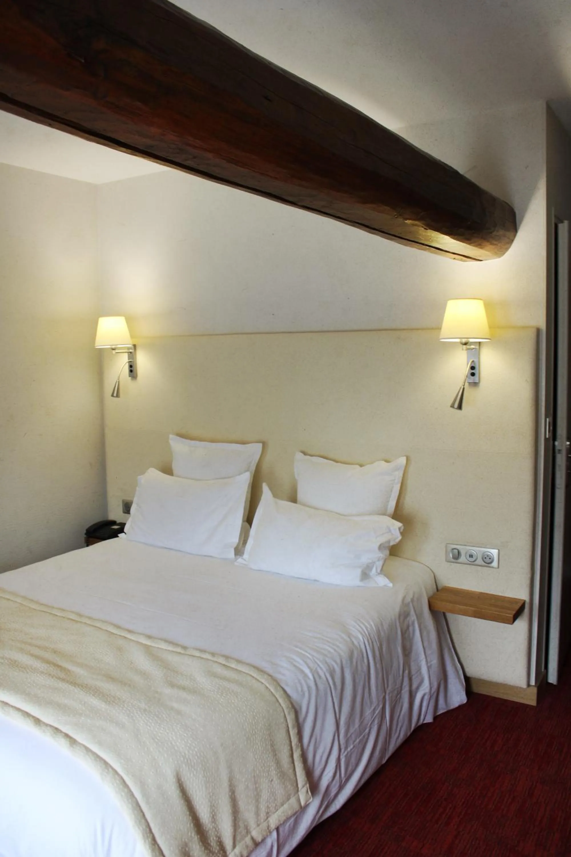 Bed in Auberge du Lac, Sure Hotel Collection by Best Western