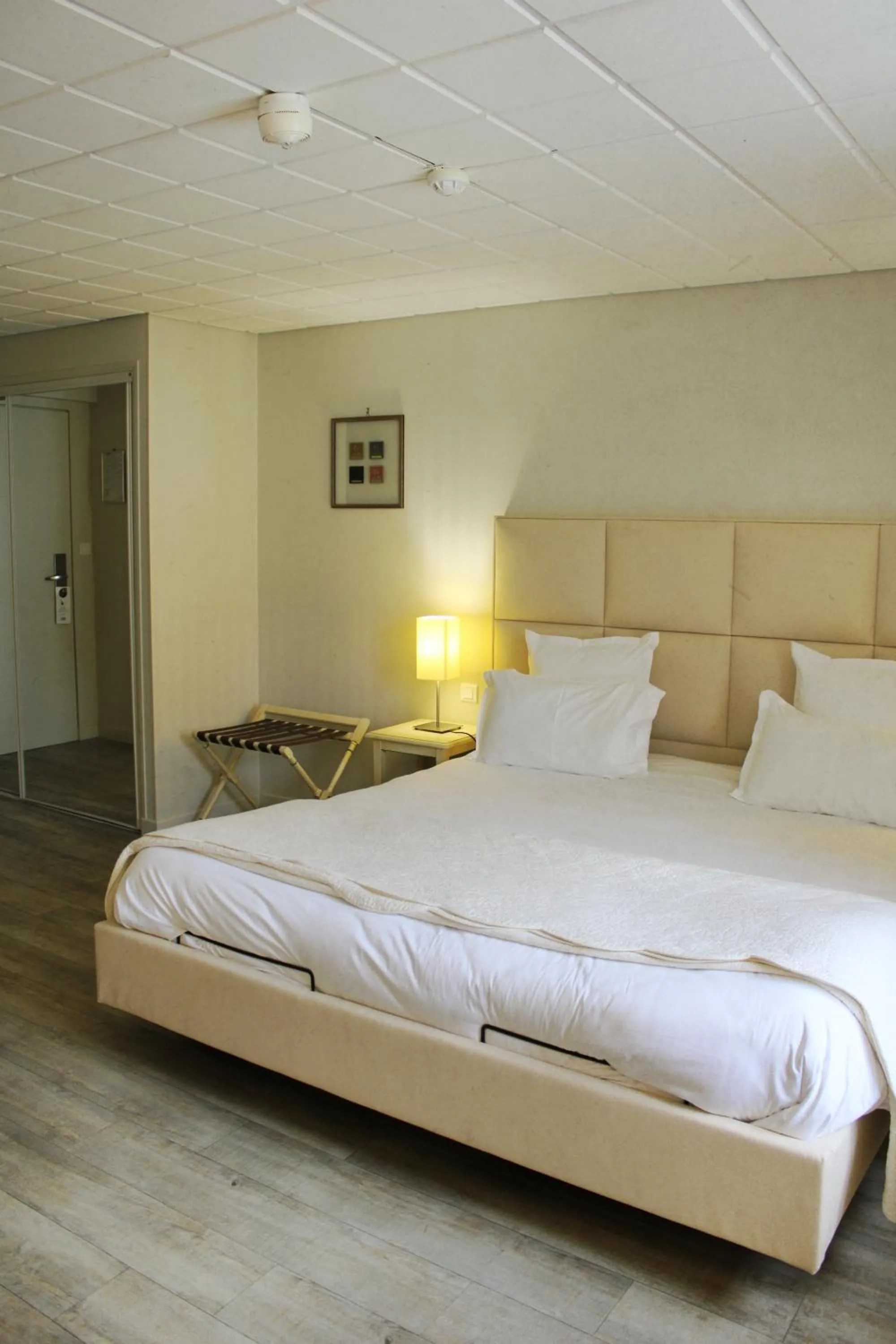 Bed in Auberge du Lac, Sure Hotel Collection by Best Western