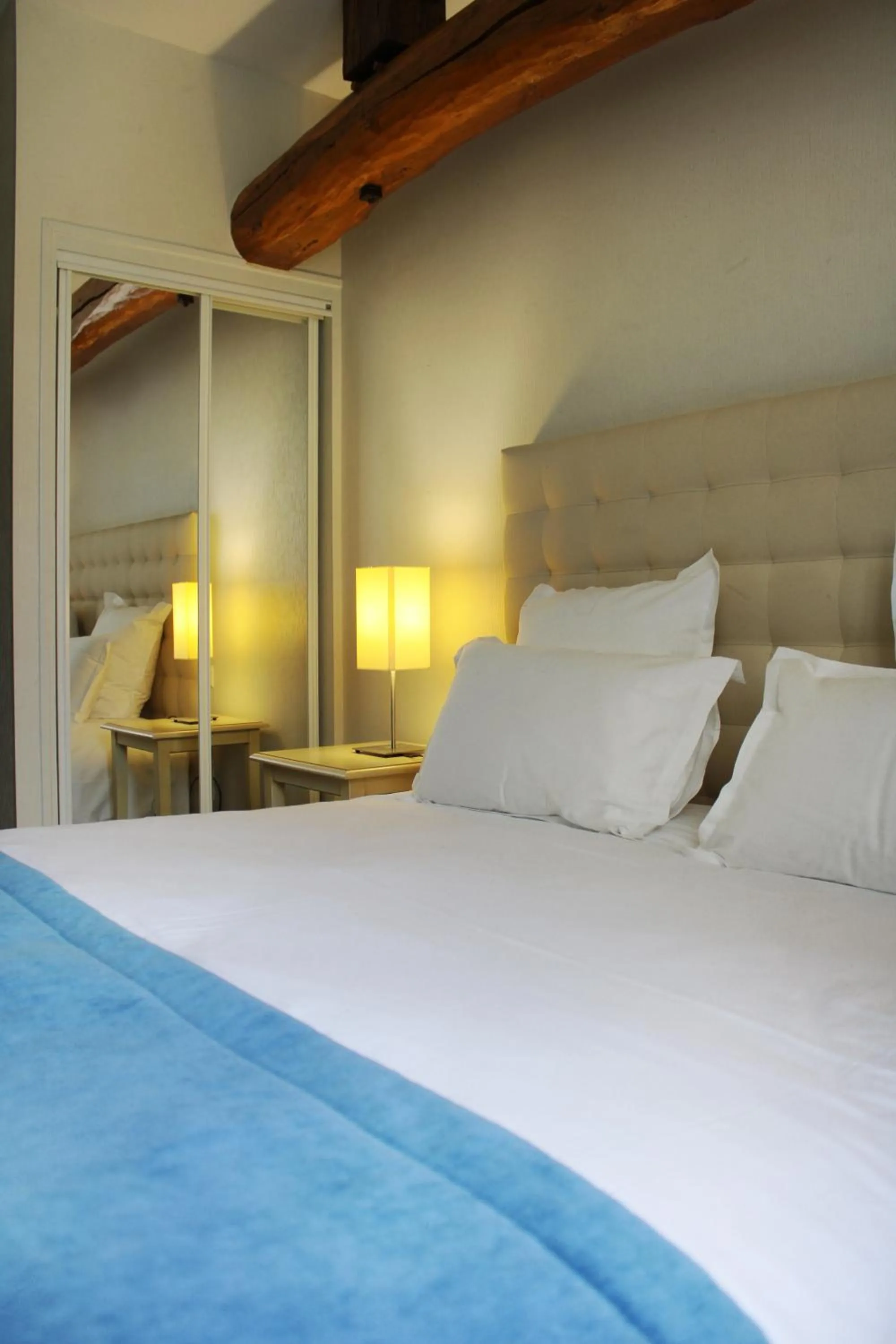 Bed in Auberge du Lac, Sure Hotel Collection by Best Western