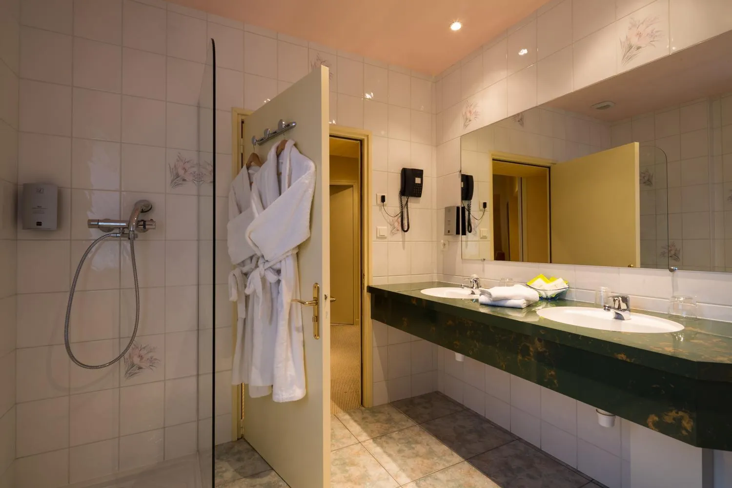 Shower in Auberge du Lac, Sure Hotel Collection by Best Western