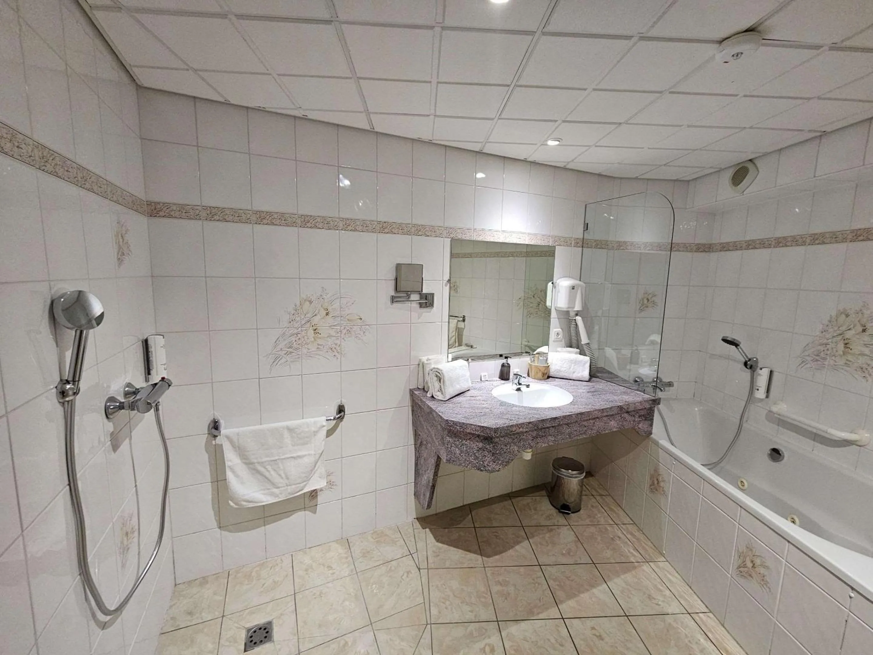 Bathroom in Auberge du Lac, Sure Hotel Collection by Best Western