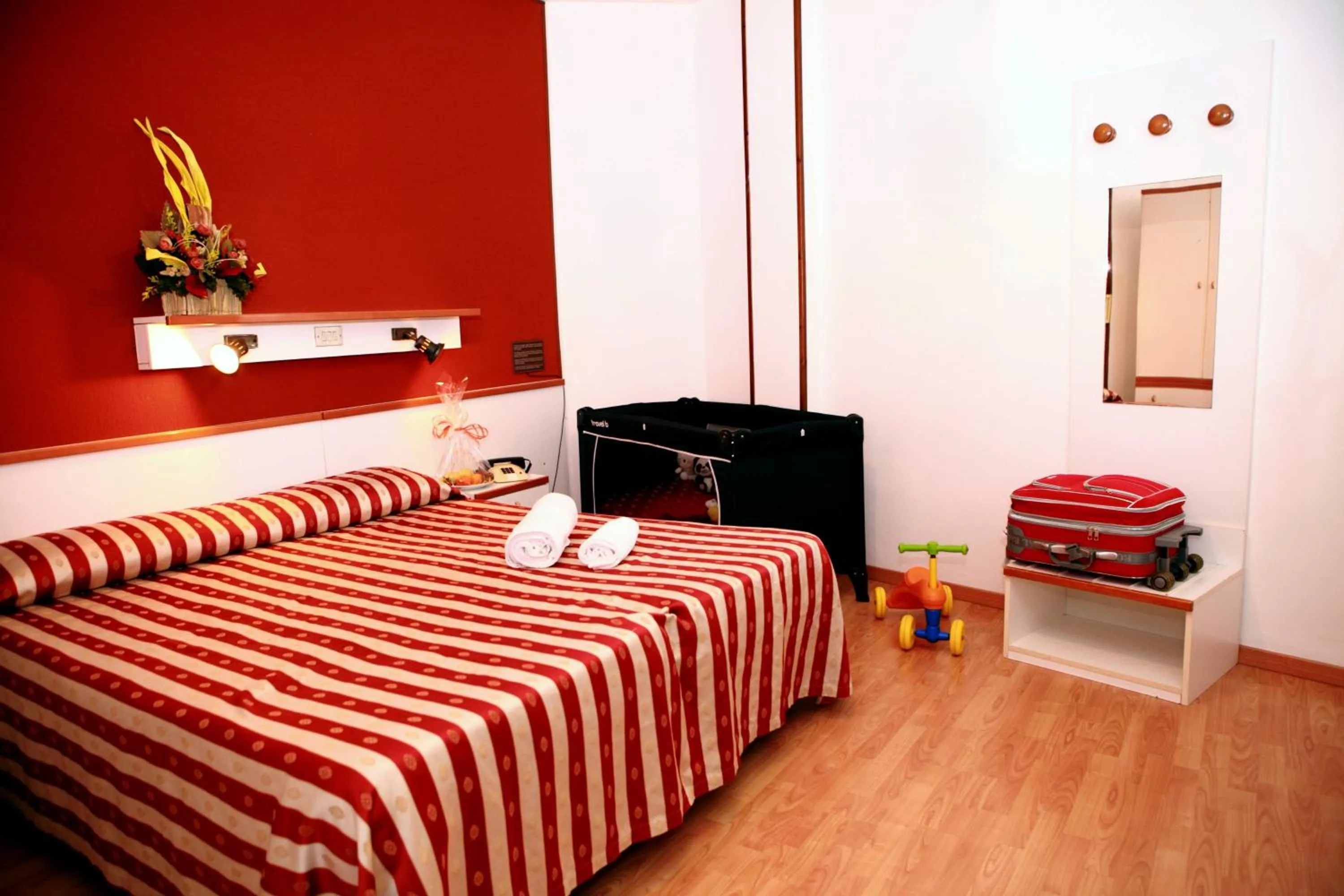 Photo of the whole room, Bed in Hotel American