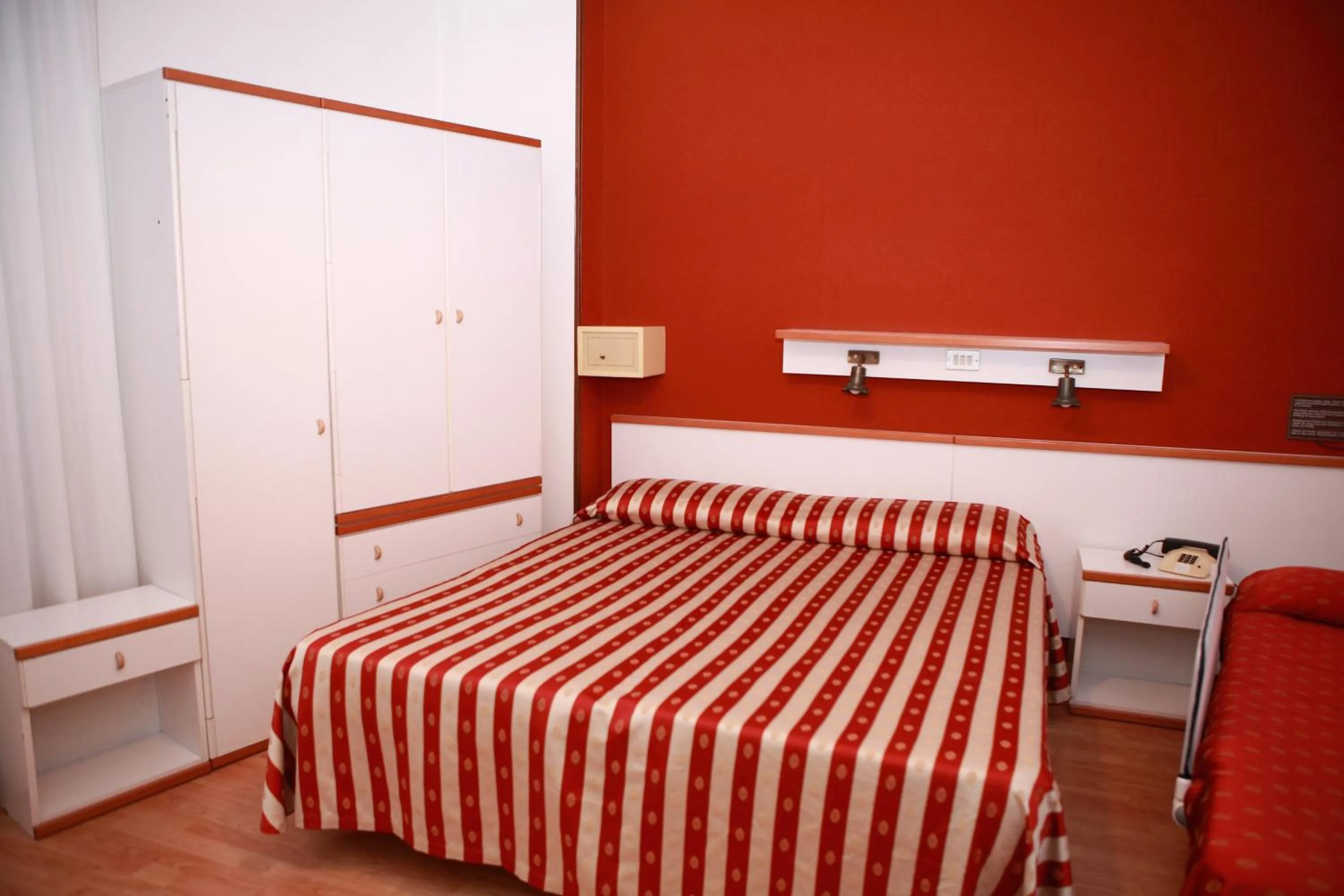 Photo of the whole room, Bed in Hotel American