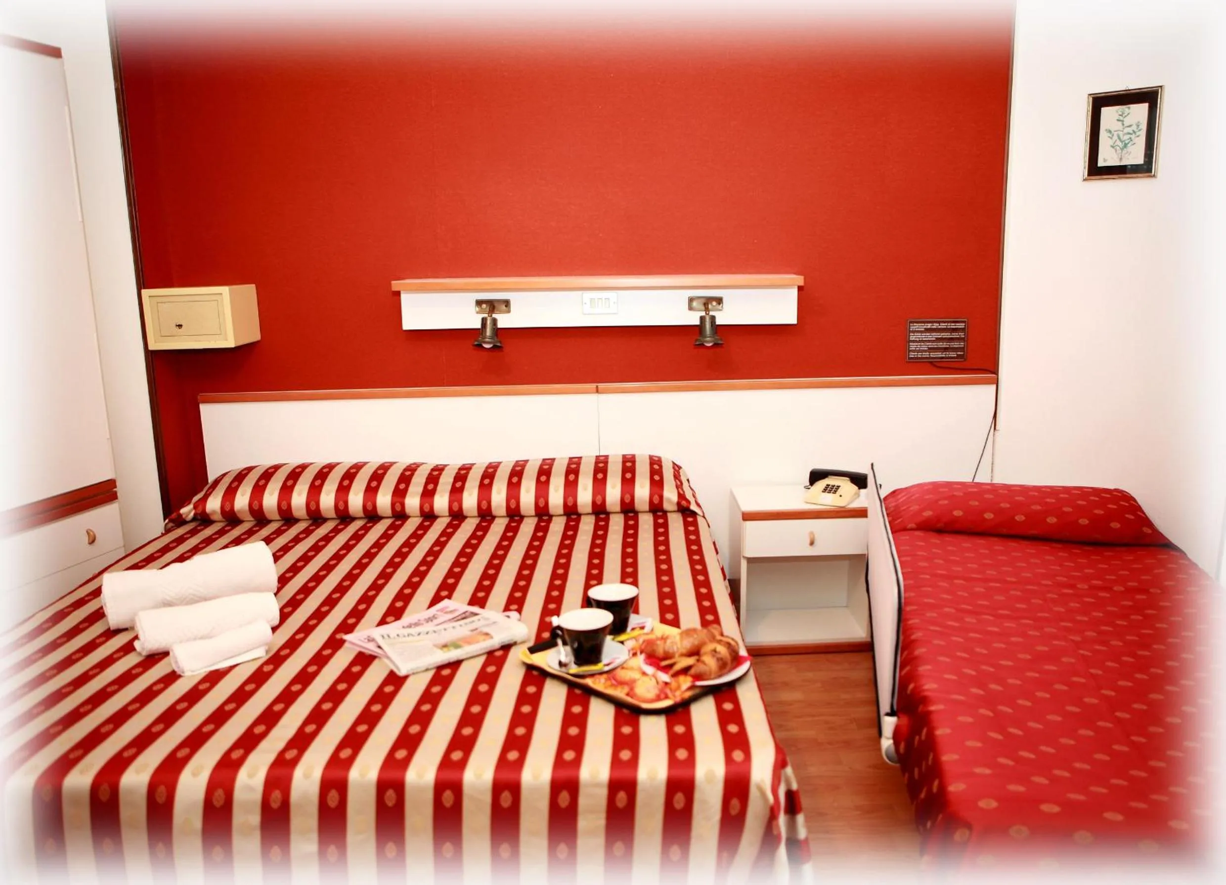 Photo of the whole room, Bed in Hotel American