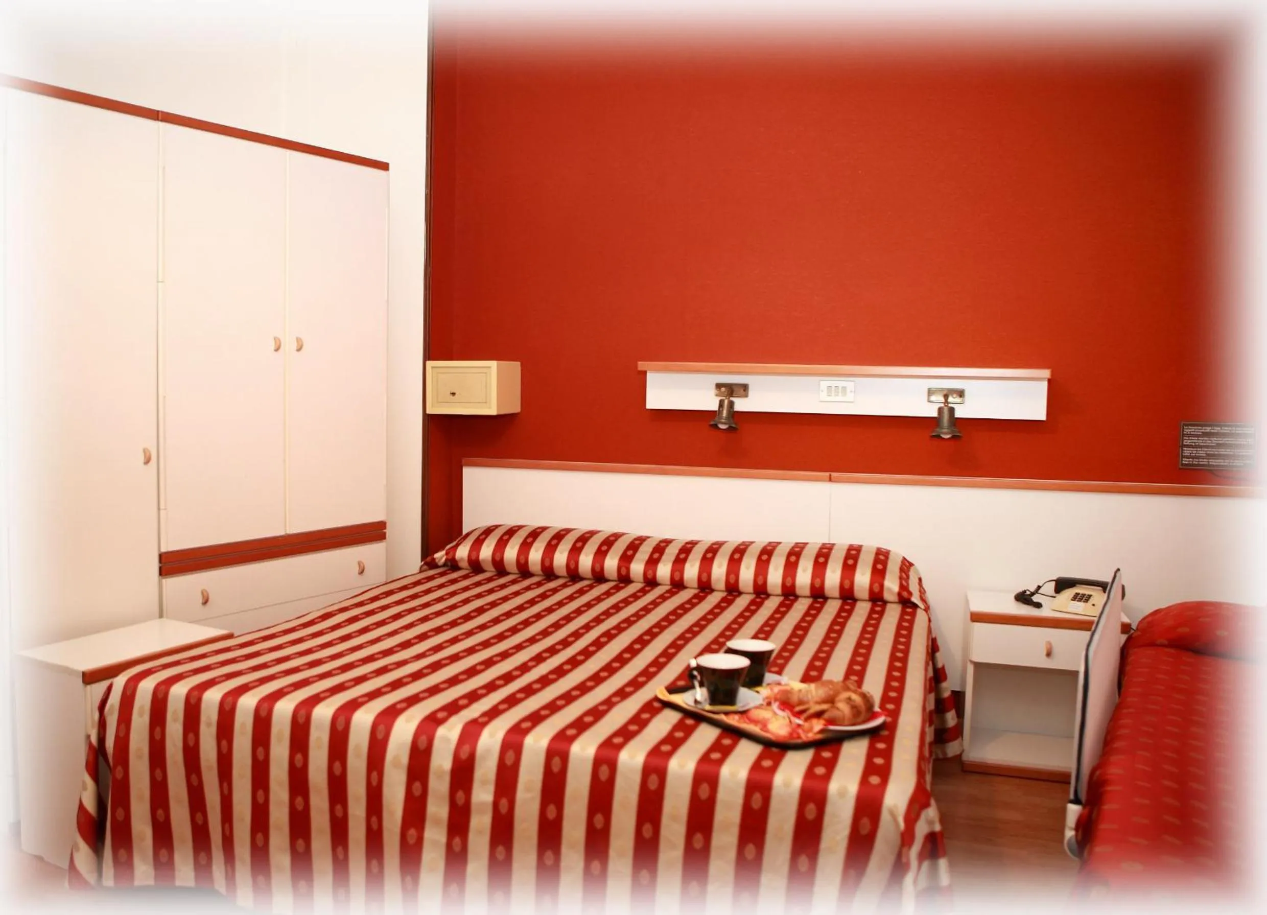 Photo of the whole room, Bed in Hotel American