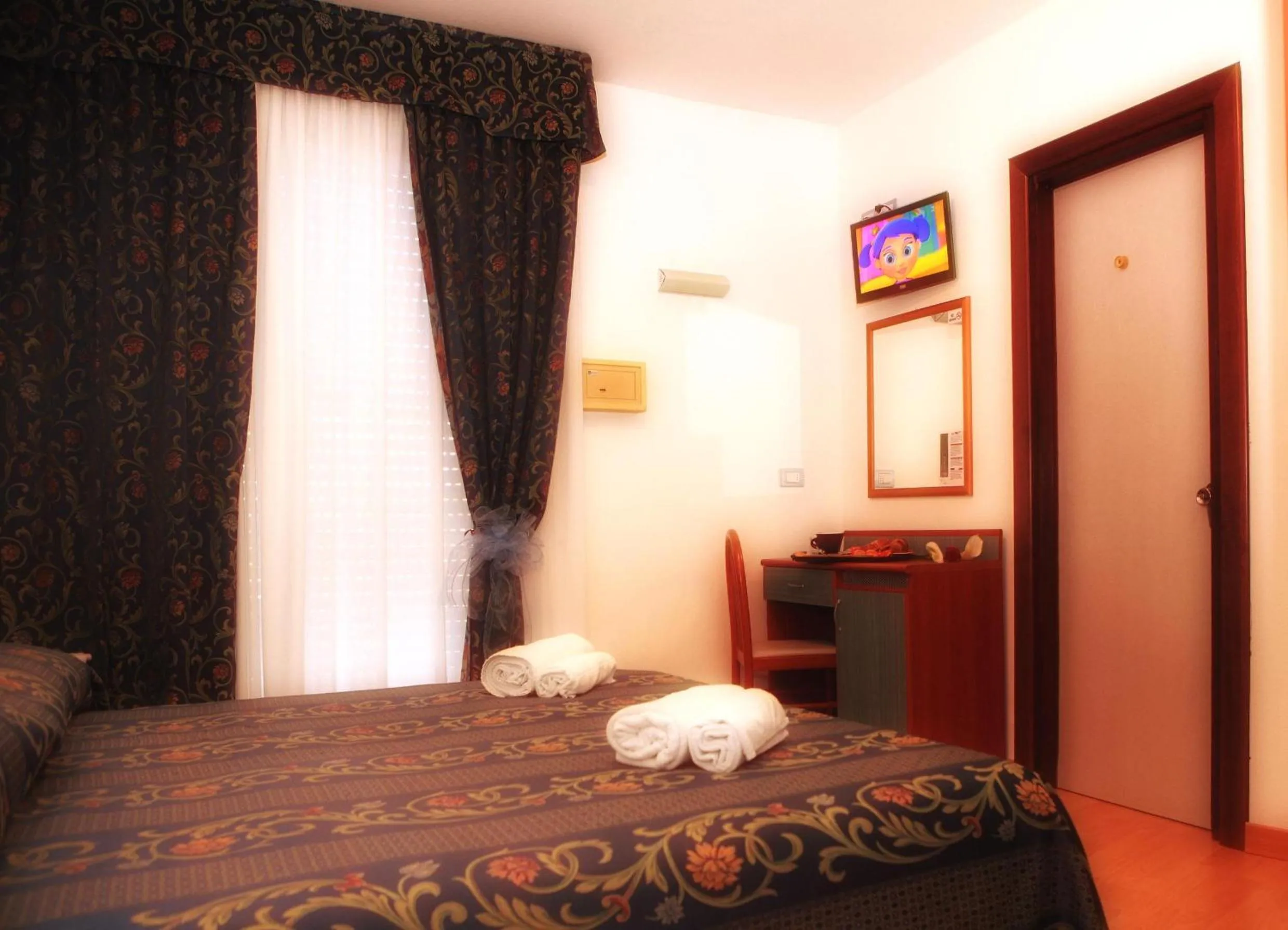 Day, Bed in Hotel American