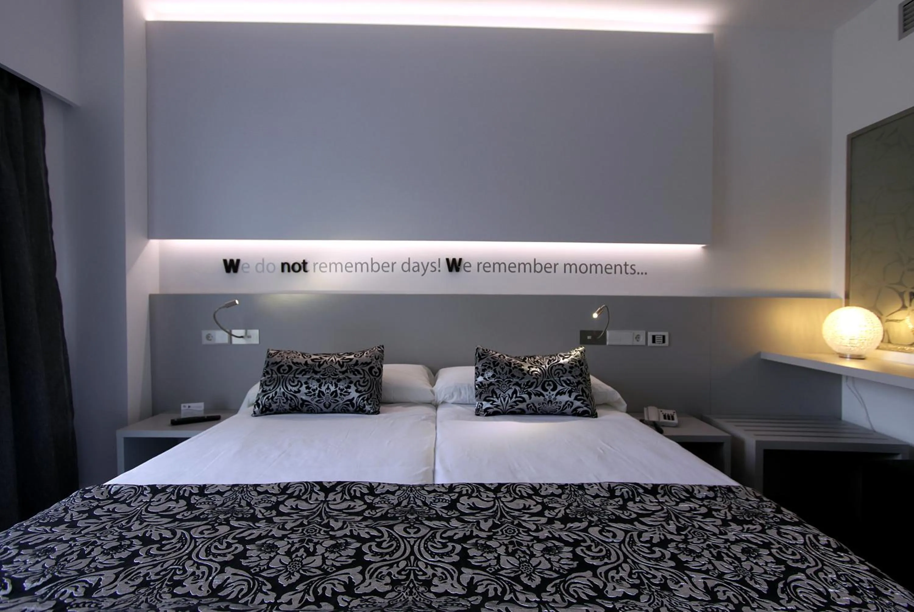 Photo of the whole room, Bed in BG Pamplona
