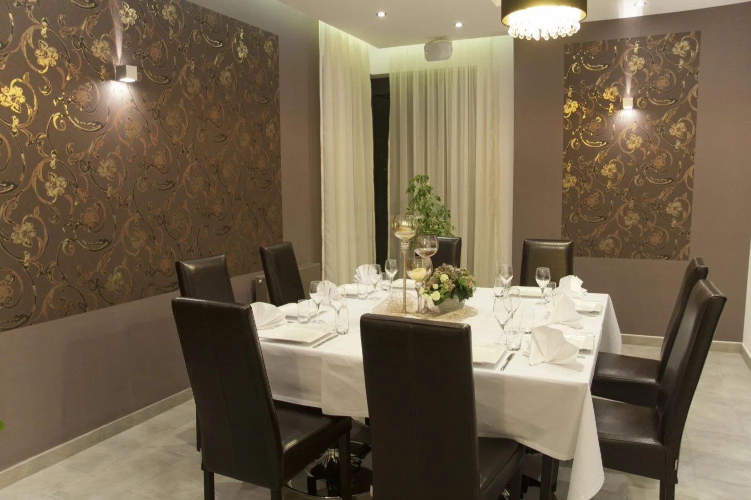 Restaurant/places to eat in Hotel Vis A Vis