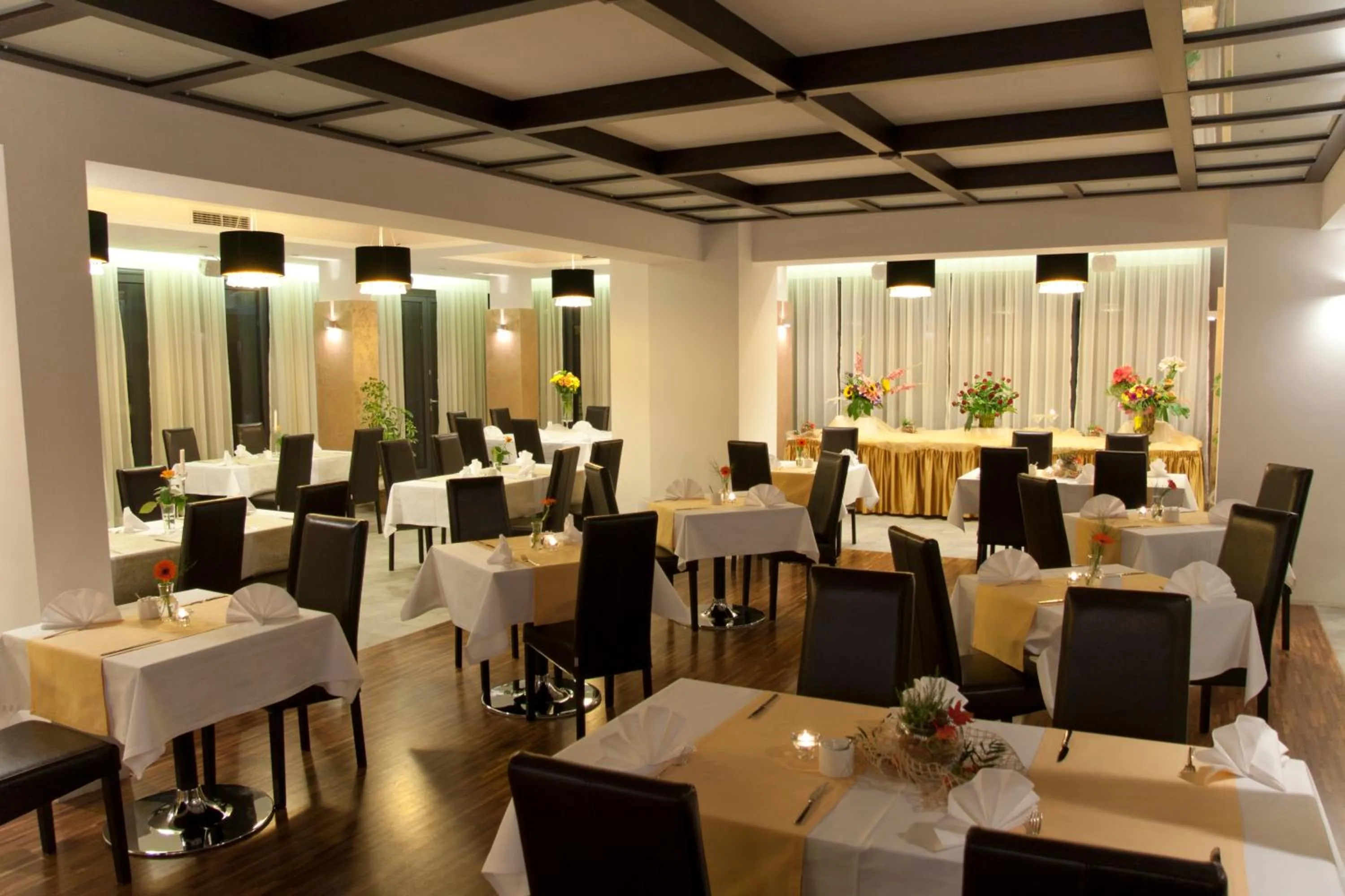 Restaurant/places to eat in Hotel Vis A Vis