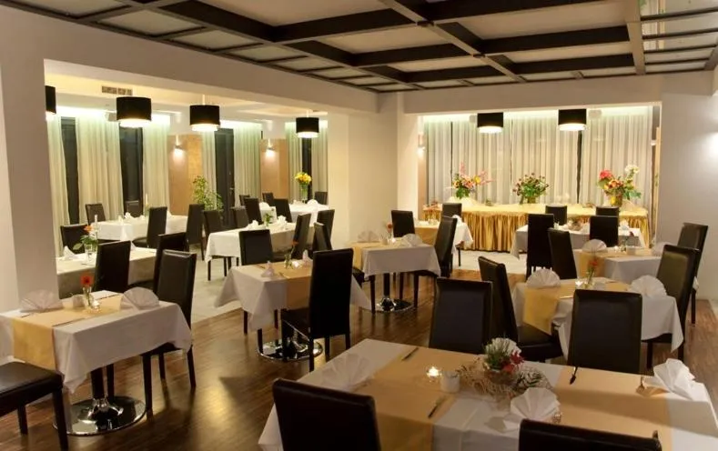 Restaurant/places to eat in Hotel Vis A Vis