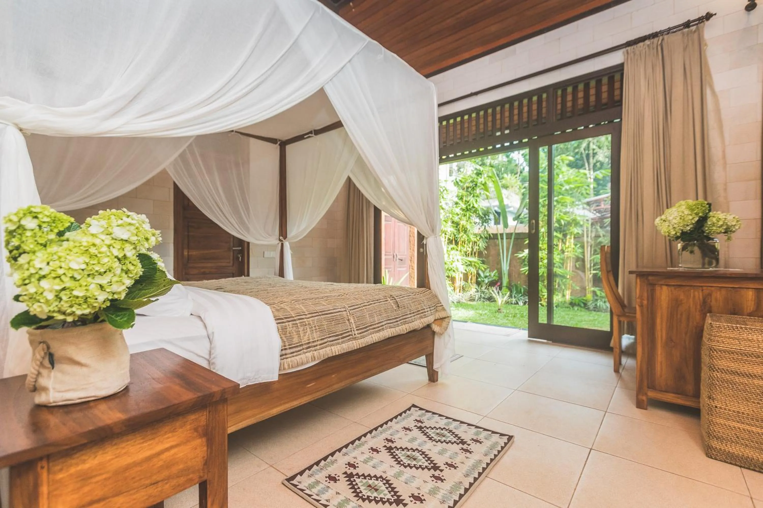 Bed in A Priori Villa Ubud