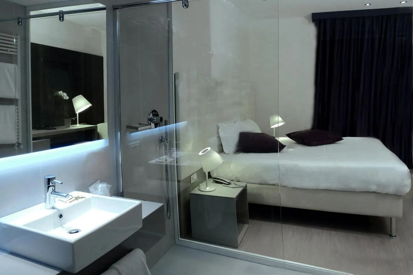 Bathroom, Bed in Hotel Lugano Torretta