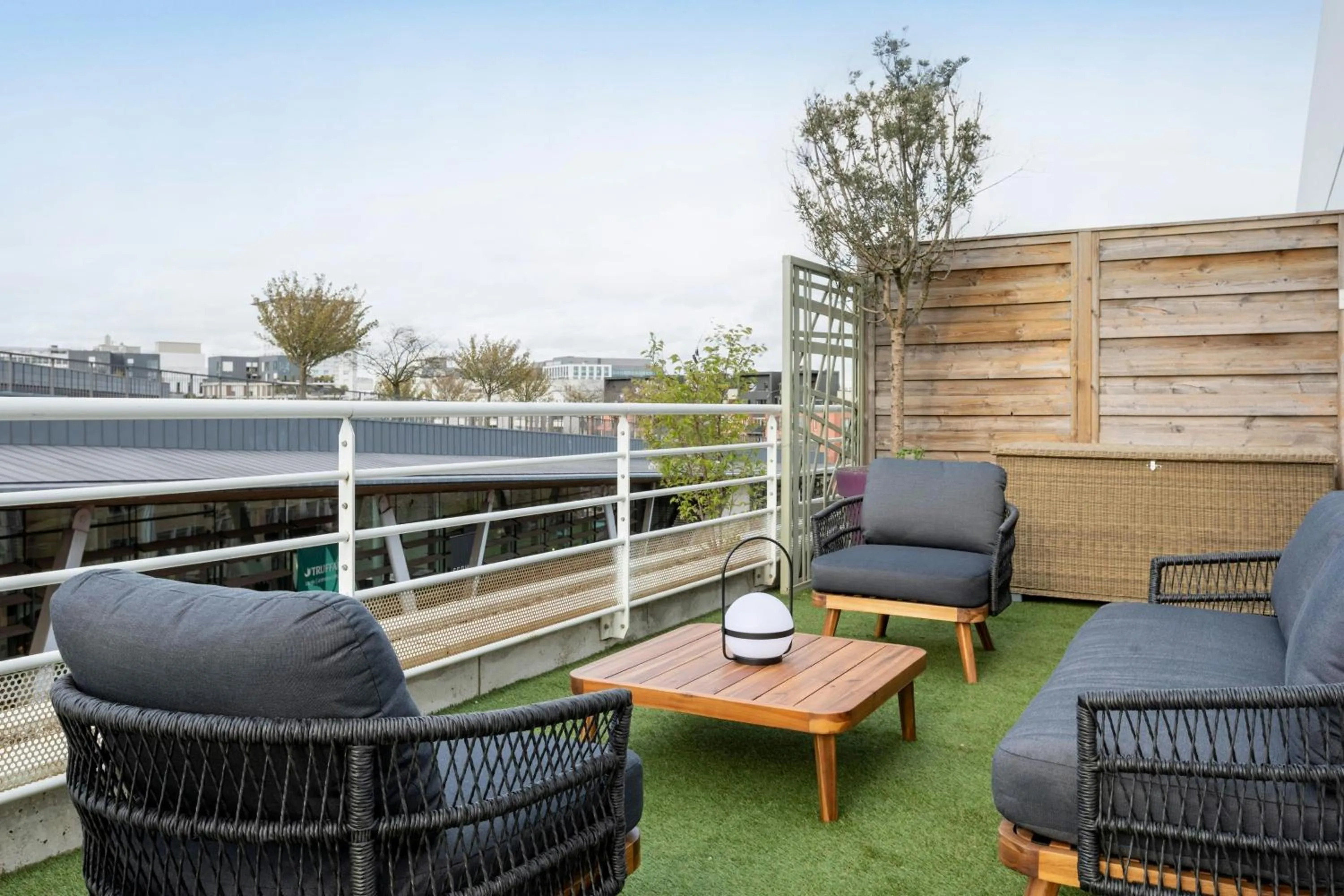 Photo of the whole room in Courtyard by Marriott Paris Arcueil