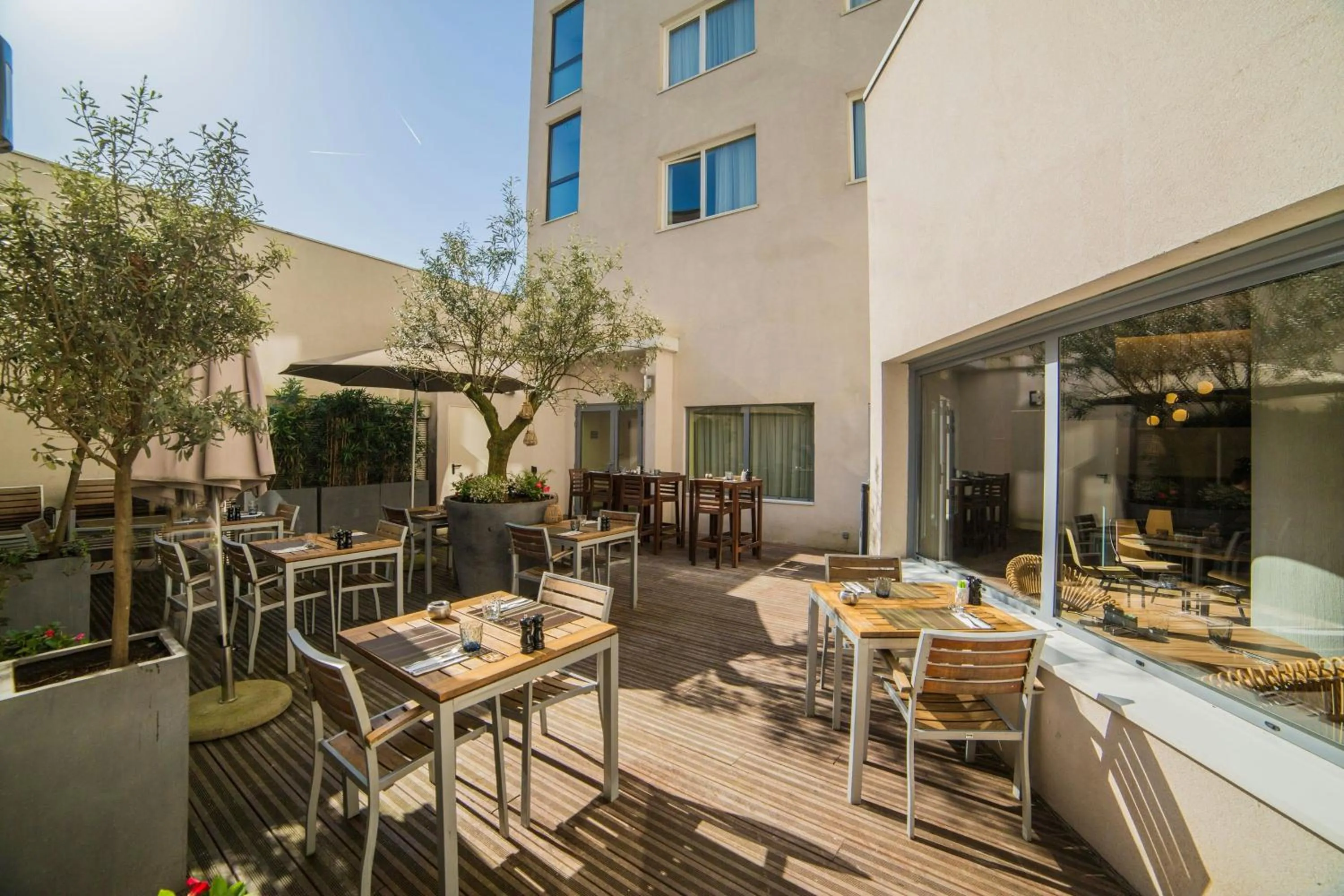 Lounge or bar in Courtyard by Marriott Paris Arcueil