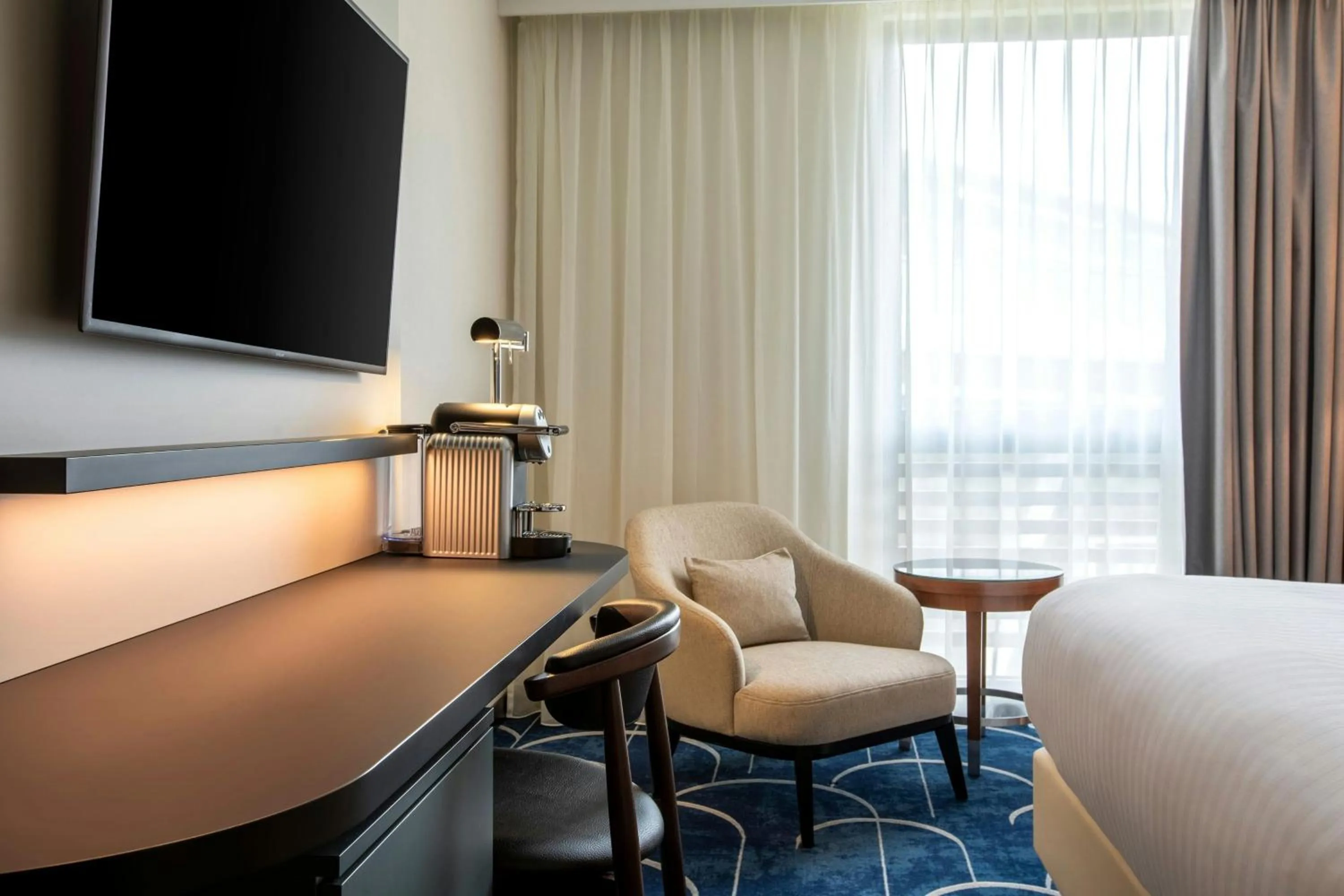 Photo of the whole room, Bed in Courtyard by Marriott Paris Arcueil