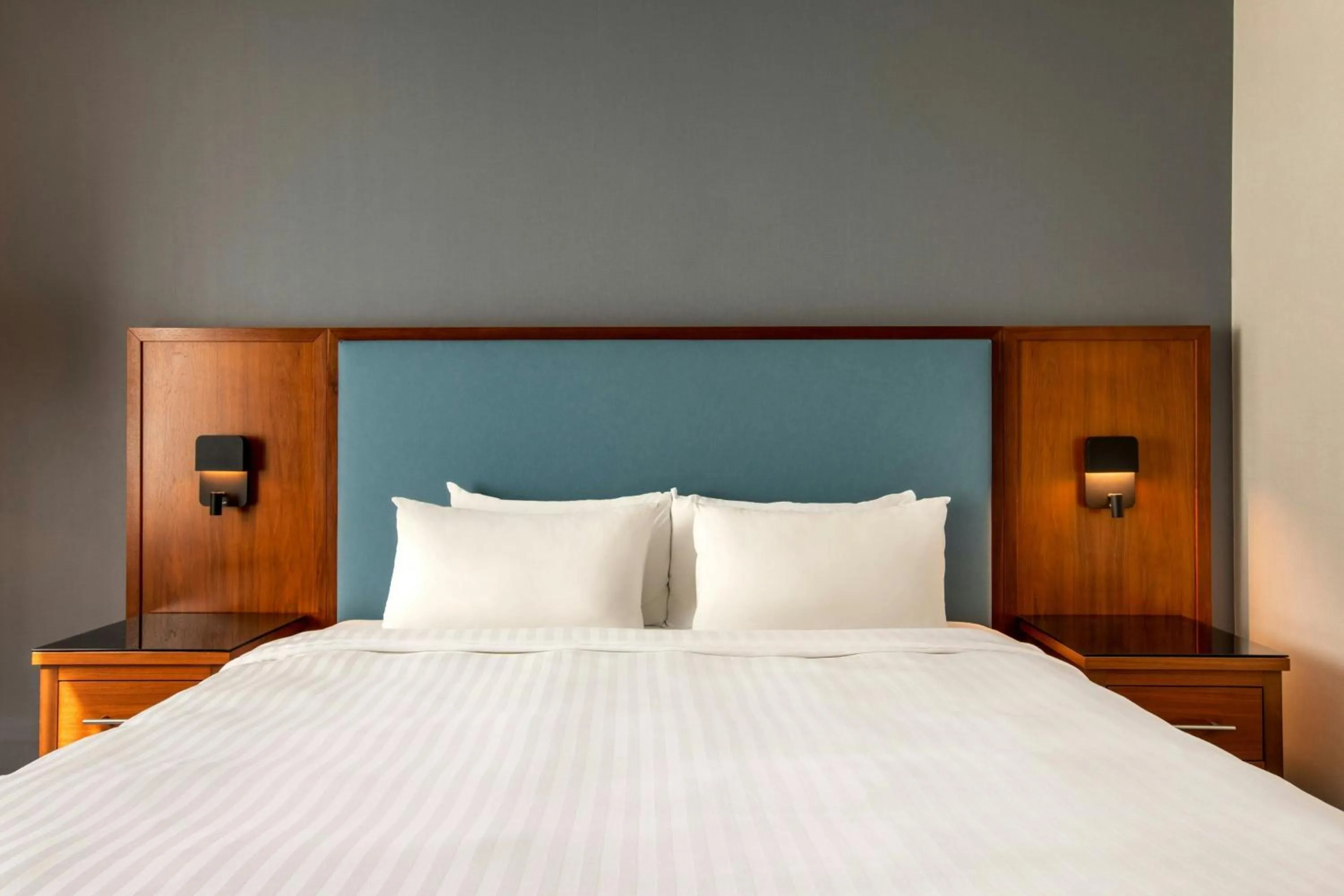 Photo of the whole room, Bed in Courtyard by Marriott Paris Arcueil