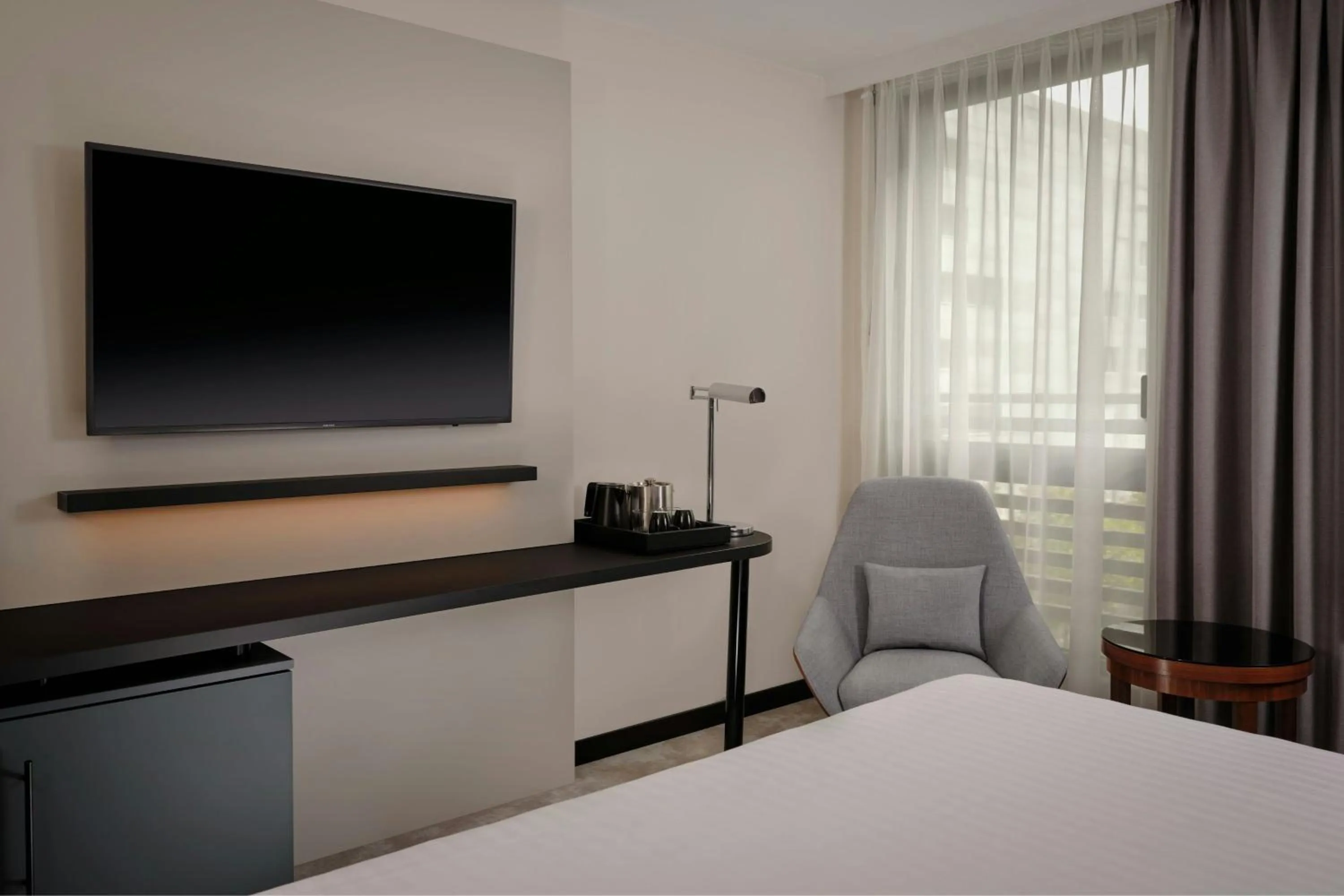 Photo of the whole room, Bed in Courtyard by Marriott Paris Arcueil