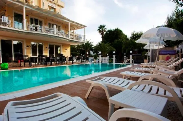 Swimming pool in Hotel Mocambo piscina, spiaggia e biciclette