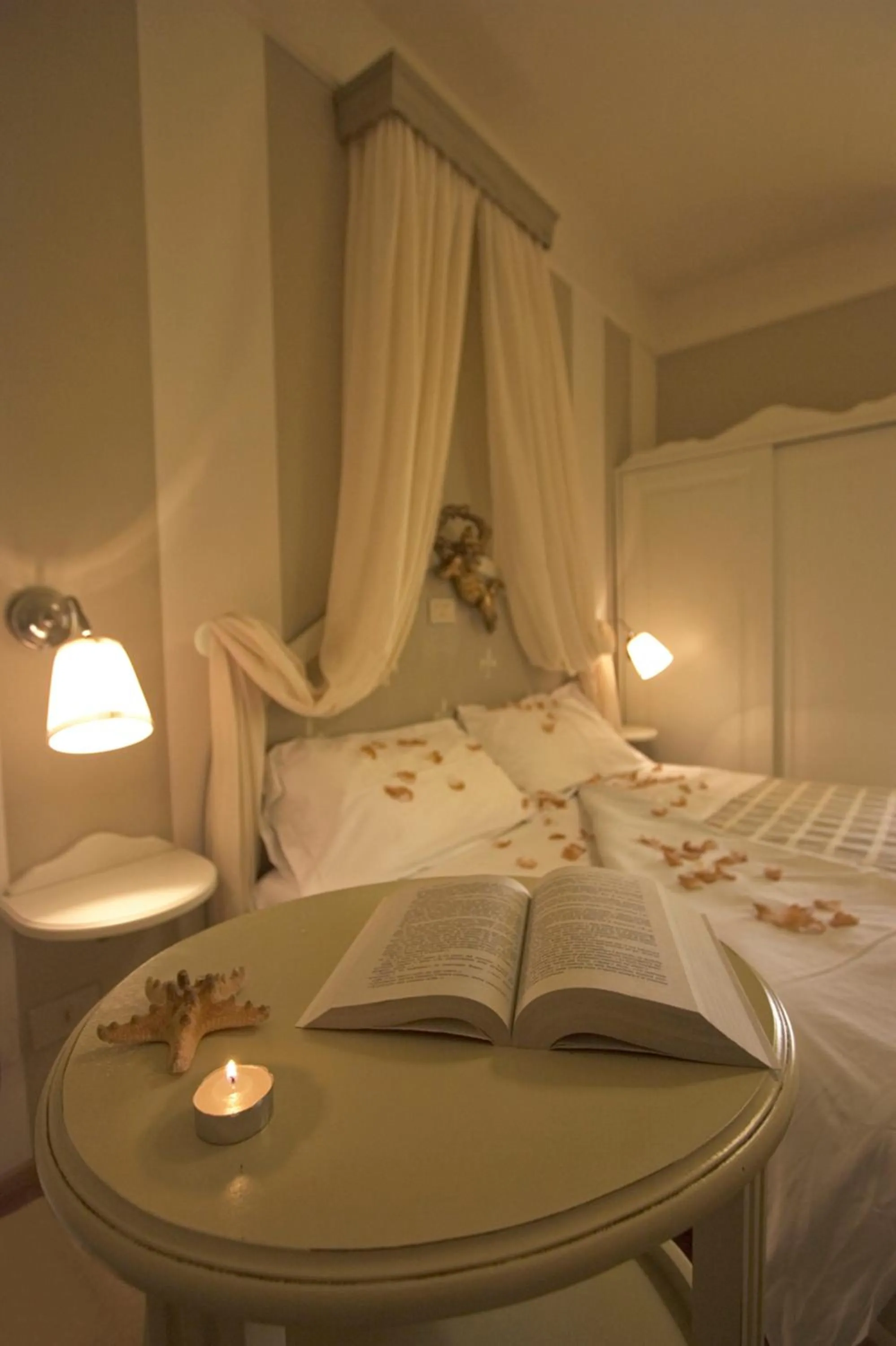 Decorative detail, Bed in Hotel Mocambo piscina, spiaggia e biciclette