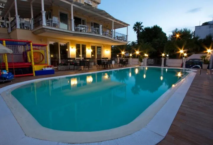 Swimming pool in Hotel Mocambo piscina, spiaggia e biciclette