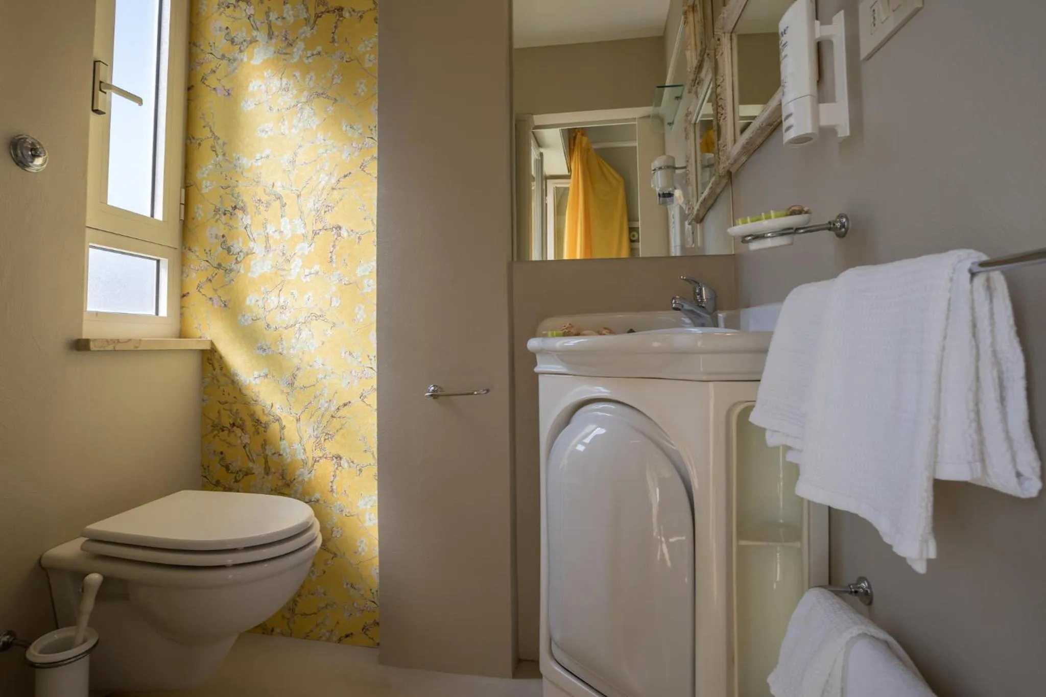 Toilet in Hotel Mocambo piscina, spiaggia e biciclette