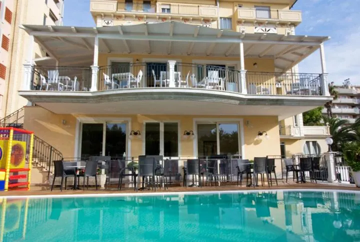 Patio in Hotel Mocambo piscina, spiaggia e biciclette