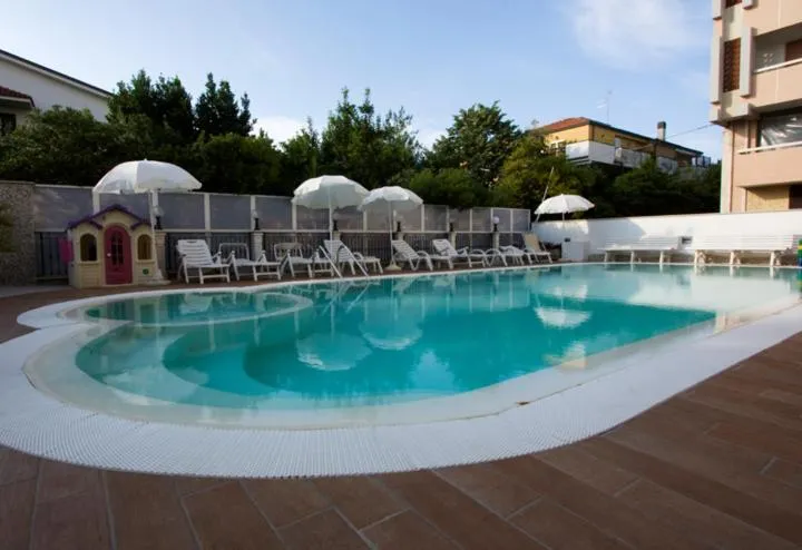 Swimming pool in Hotel Mocambo piscina, spiaggia e biciclette