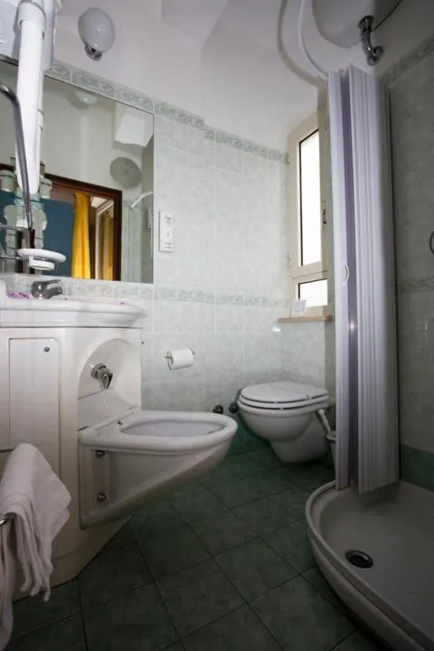 Shower in Hotel Mocambo piscina, spiaggia e biciclette