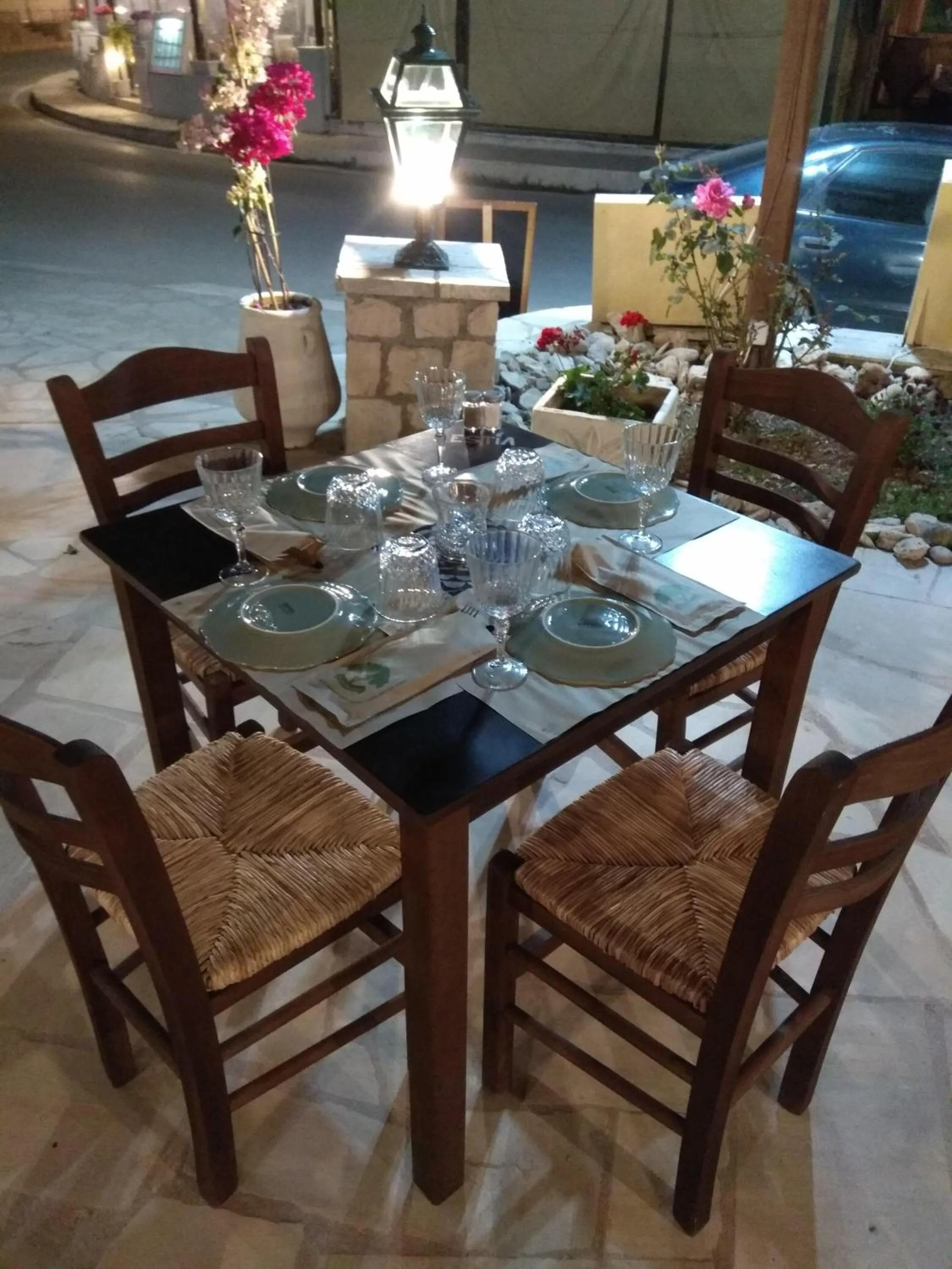 Restaurant/places to eat in Razis Apartments