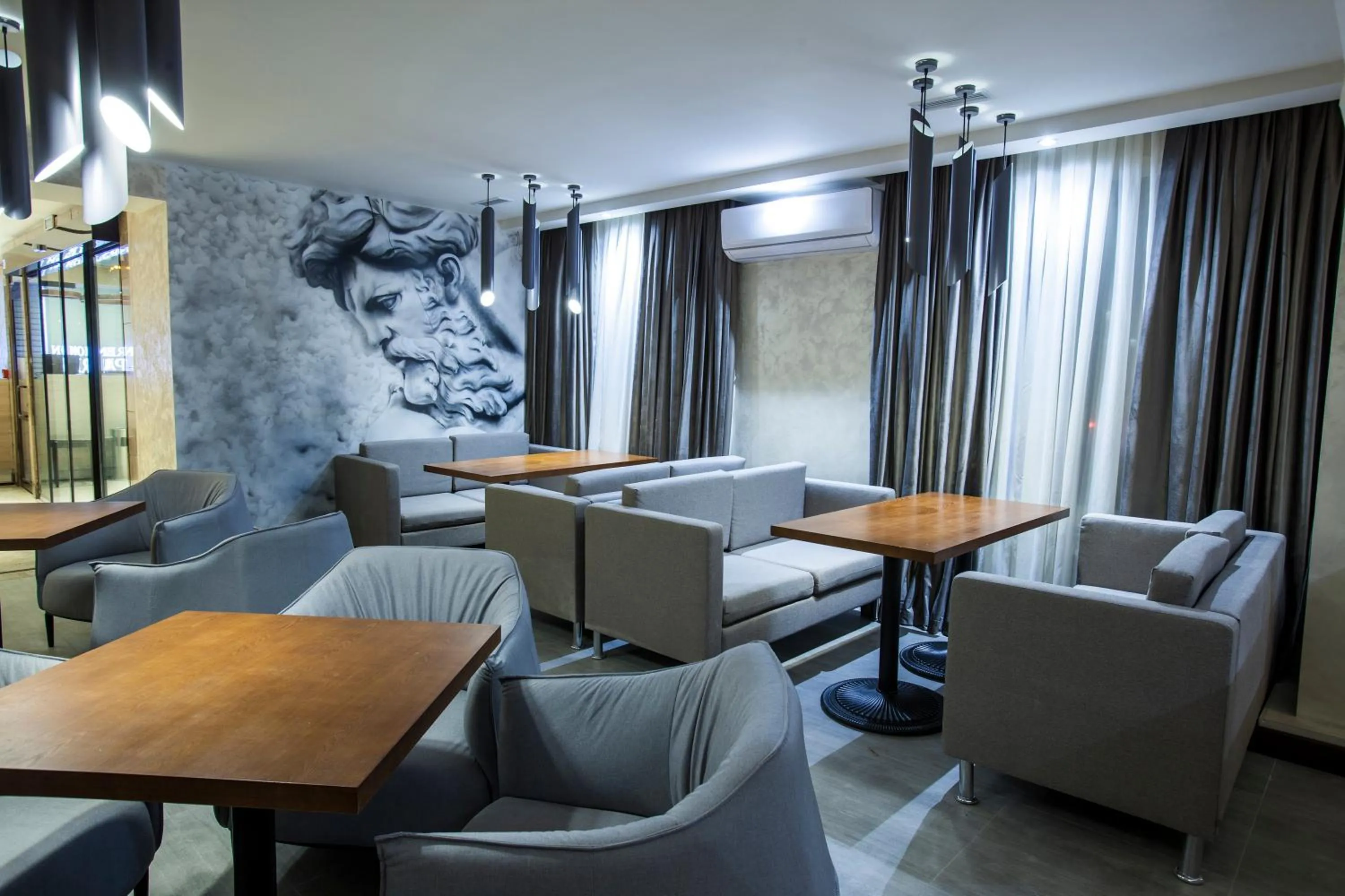 Restaurant/places to eat in Renion Park Hotel