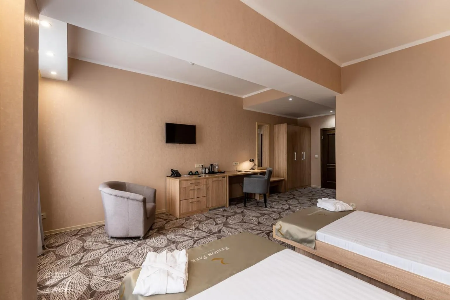 Photo of the whole room, Bed in Renion Park Hotel