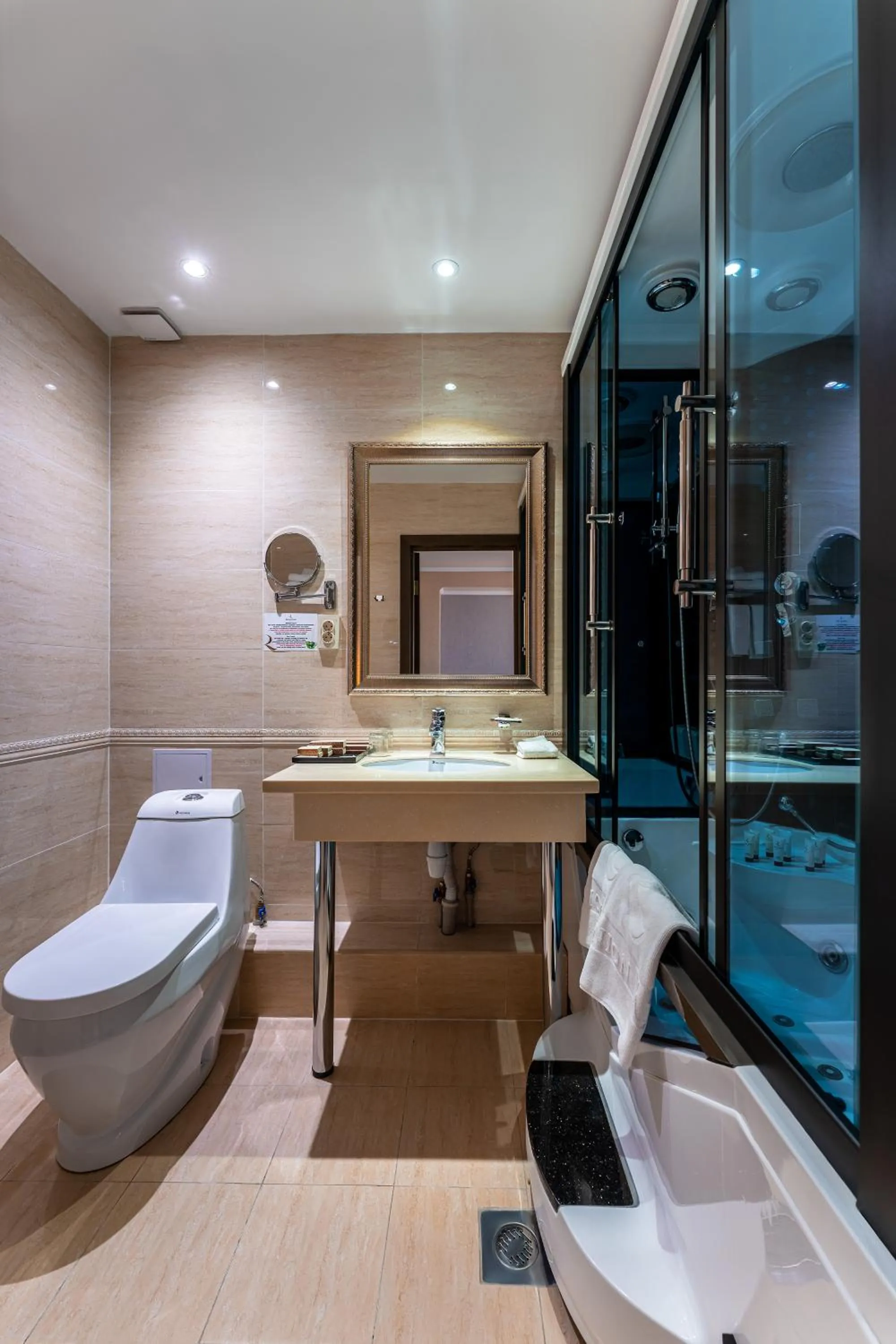 Bathroom in Renion Park Hotel