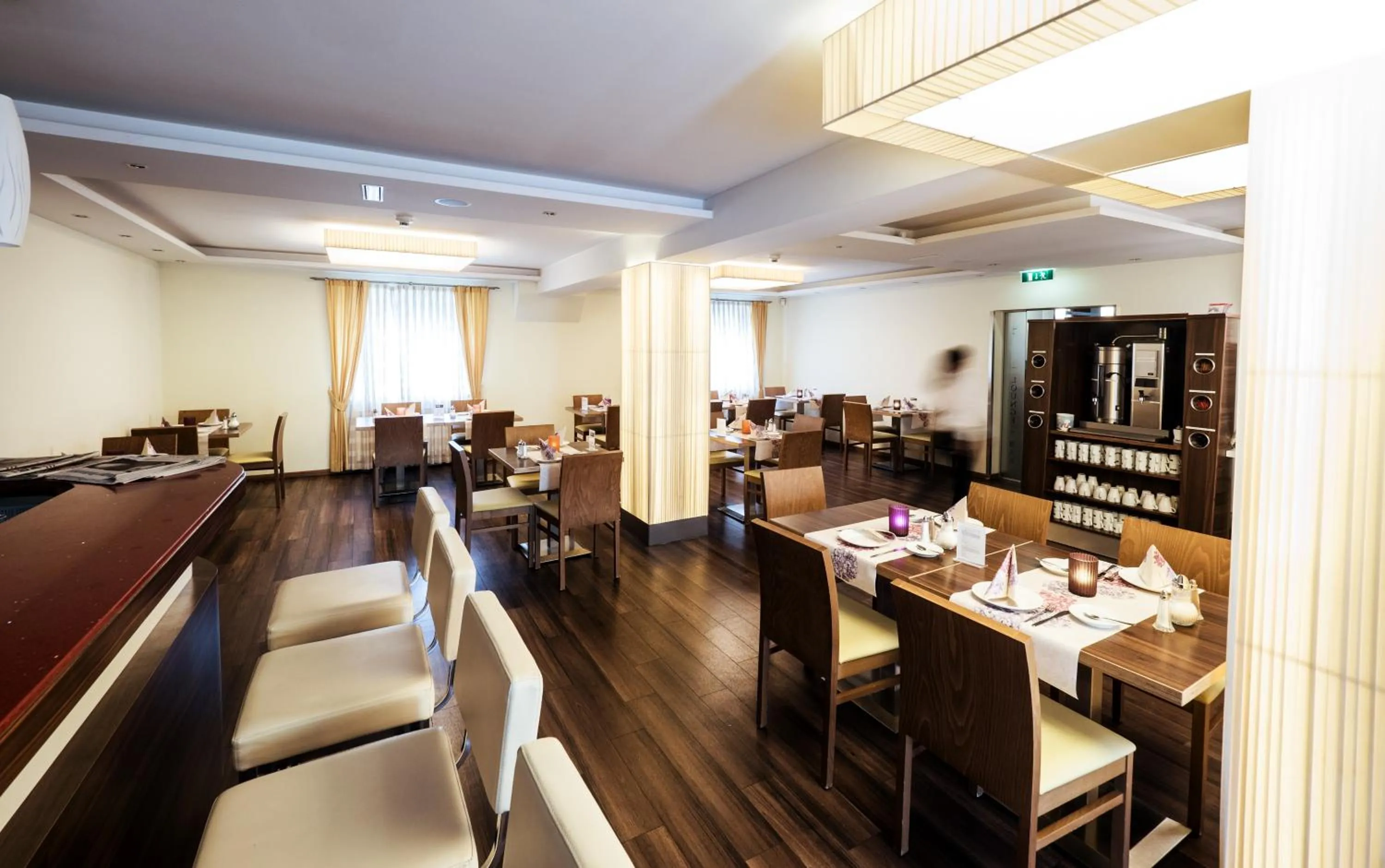 Restaurant/places to eat in Hotel Flair