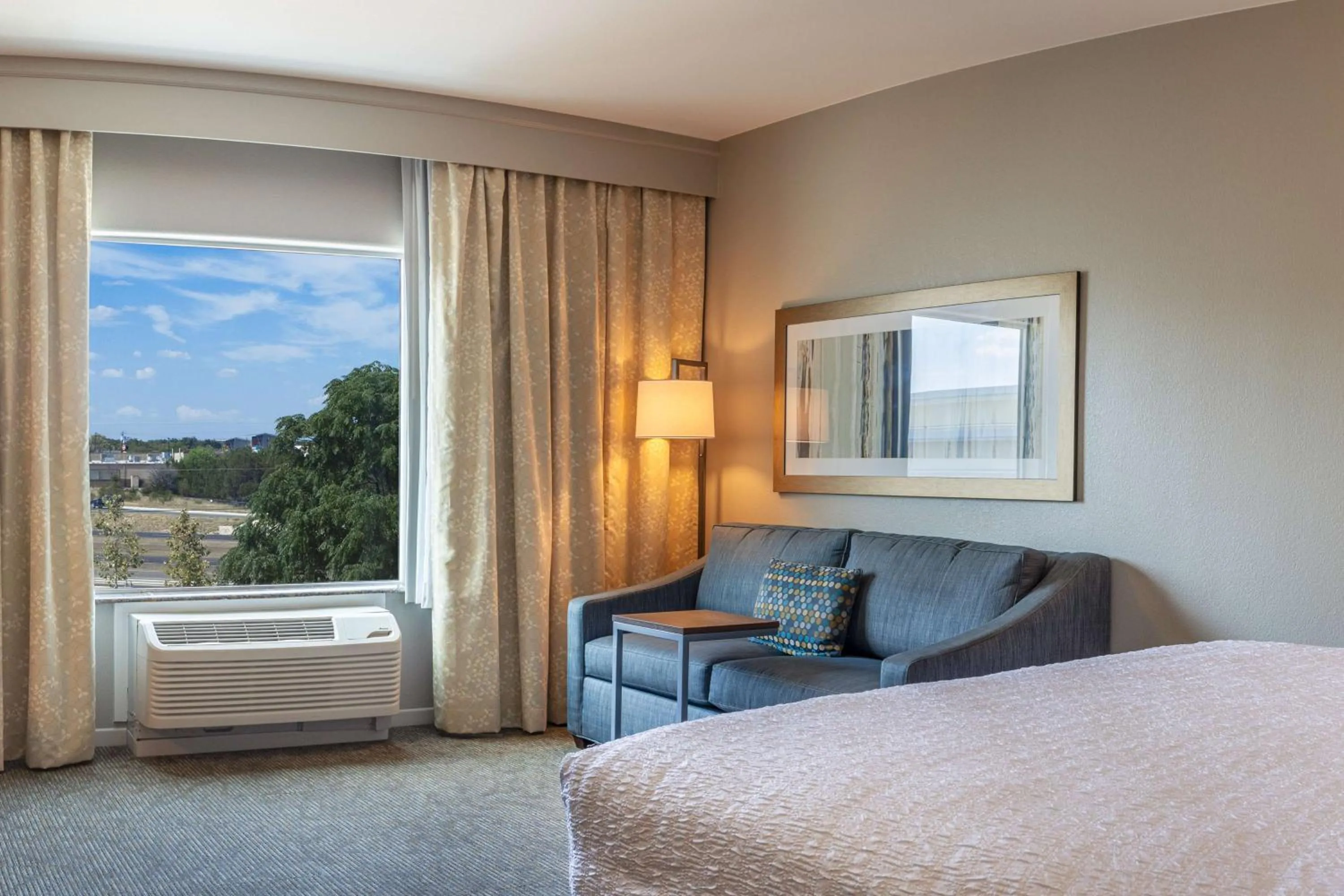 Living room, Bed in Hampton Inn & Suites Boerne