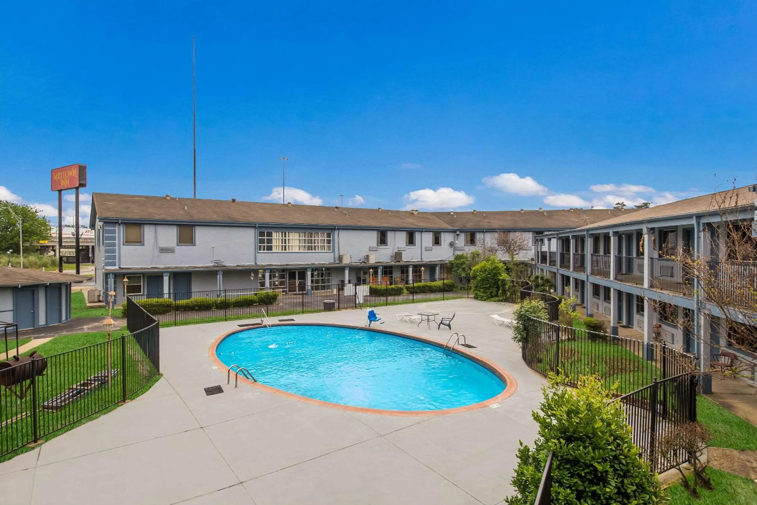 Swimming pool in Rodeway Inn Conference Center