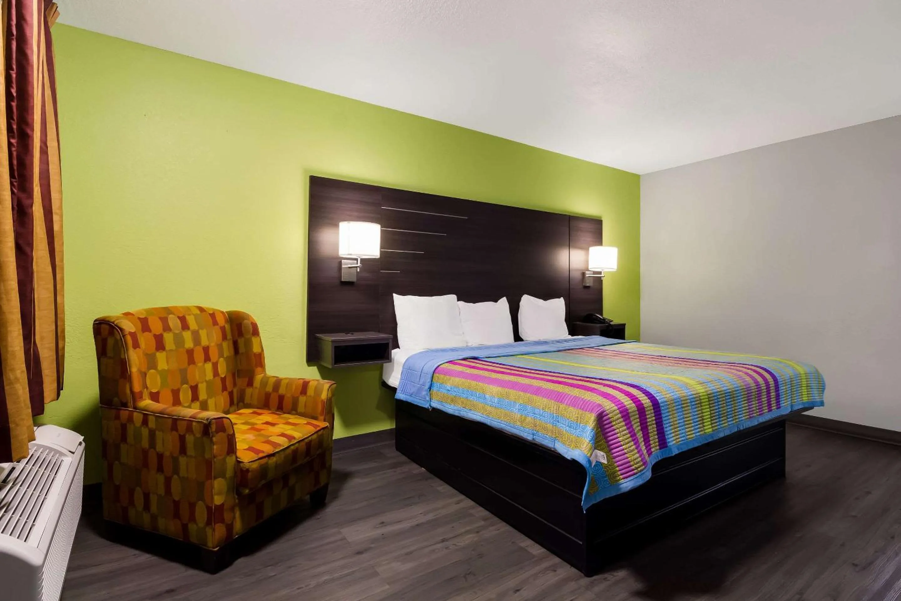 Bedroom, Bed in Rodeway Inn Conference Center