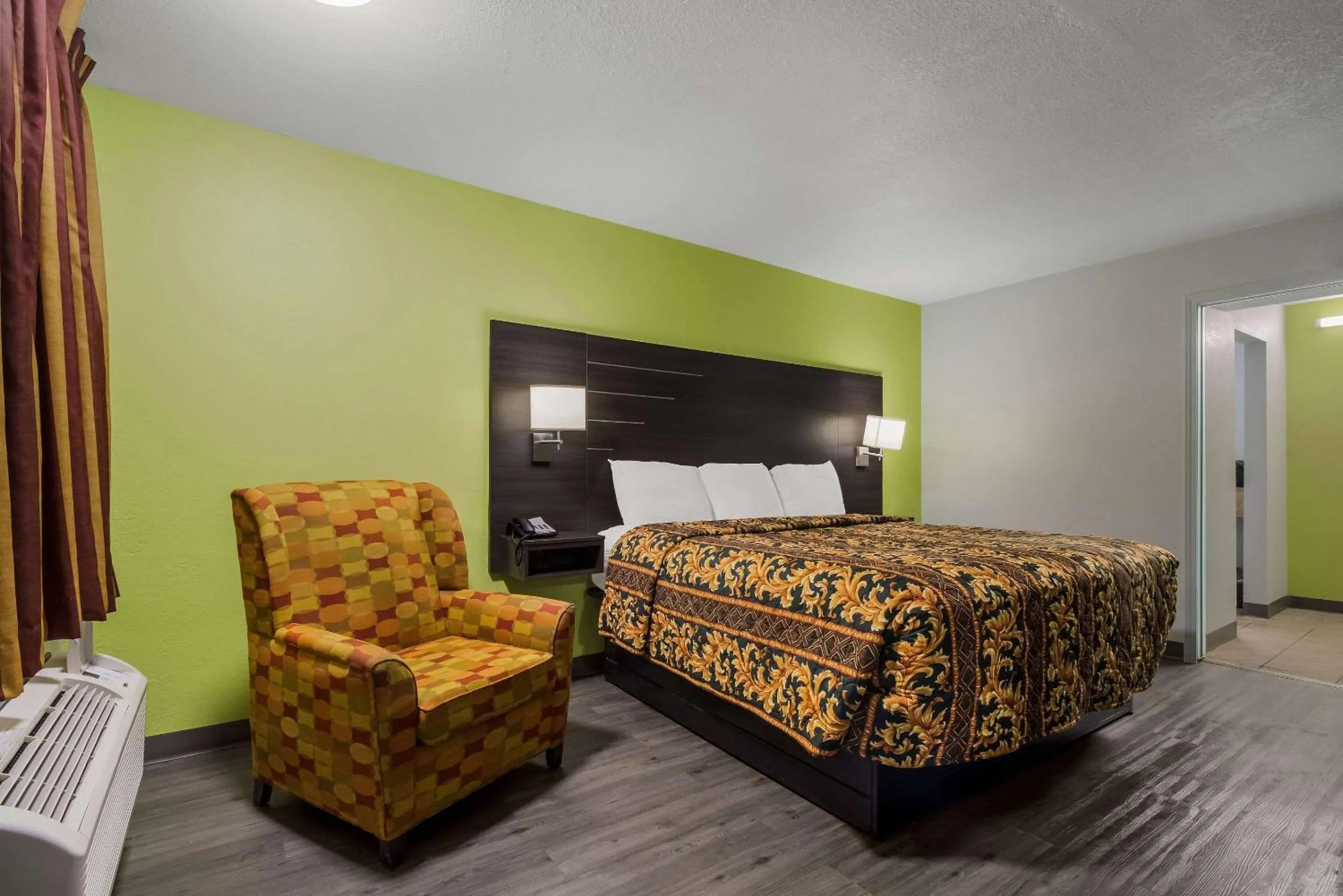 Bedroom, Bed in Rodeway Inn Conference Center