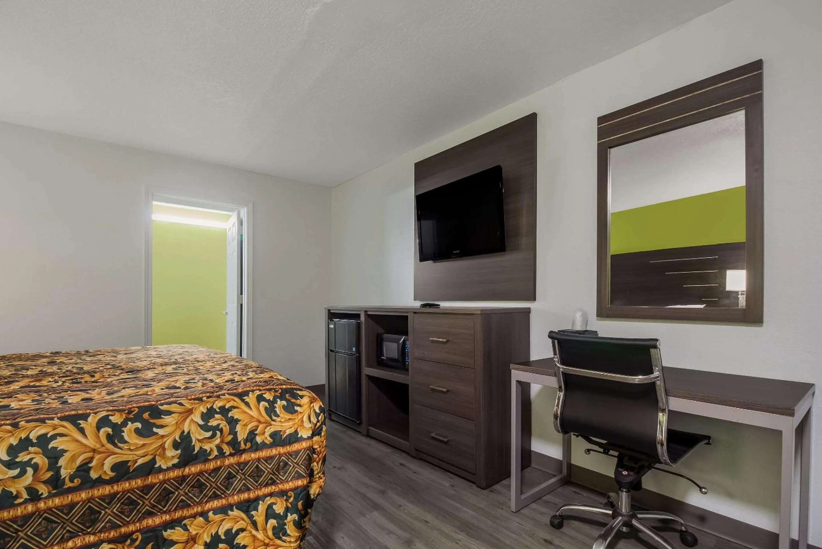 Bedroom, Bed in Rodeway Inn Conference Center