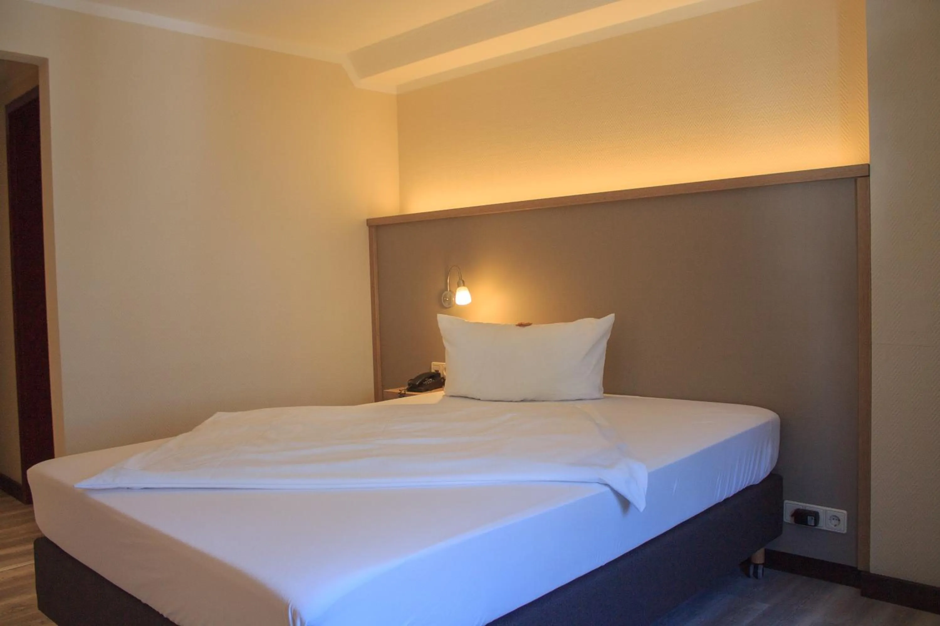 Photo of the whole room, Bed in Hotel zur Altstadt